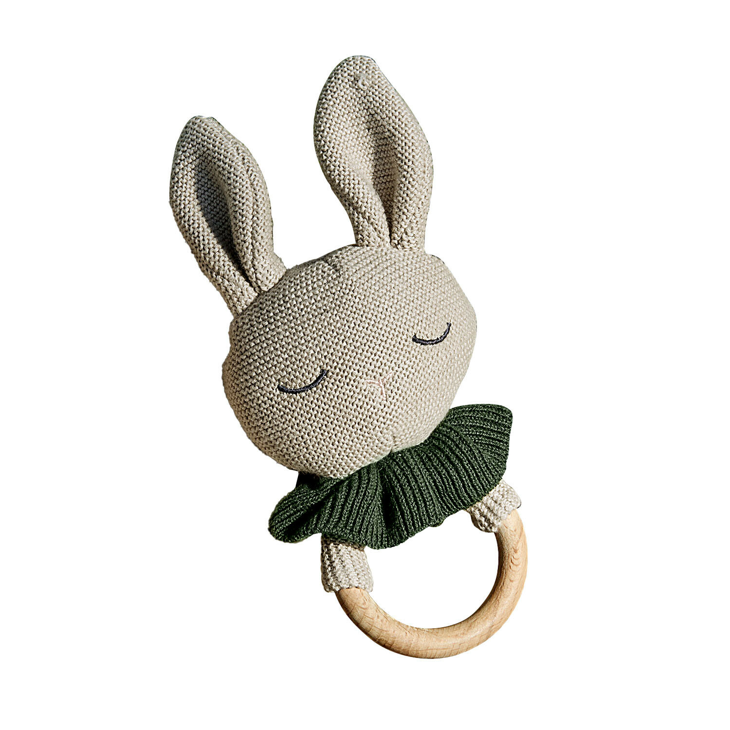 Houten bijtring met gebreide beige konijnenkop en groene kraag, babyspeelgoed