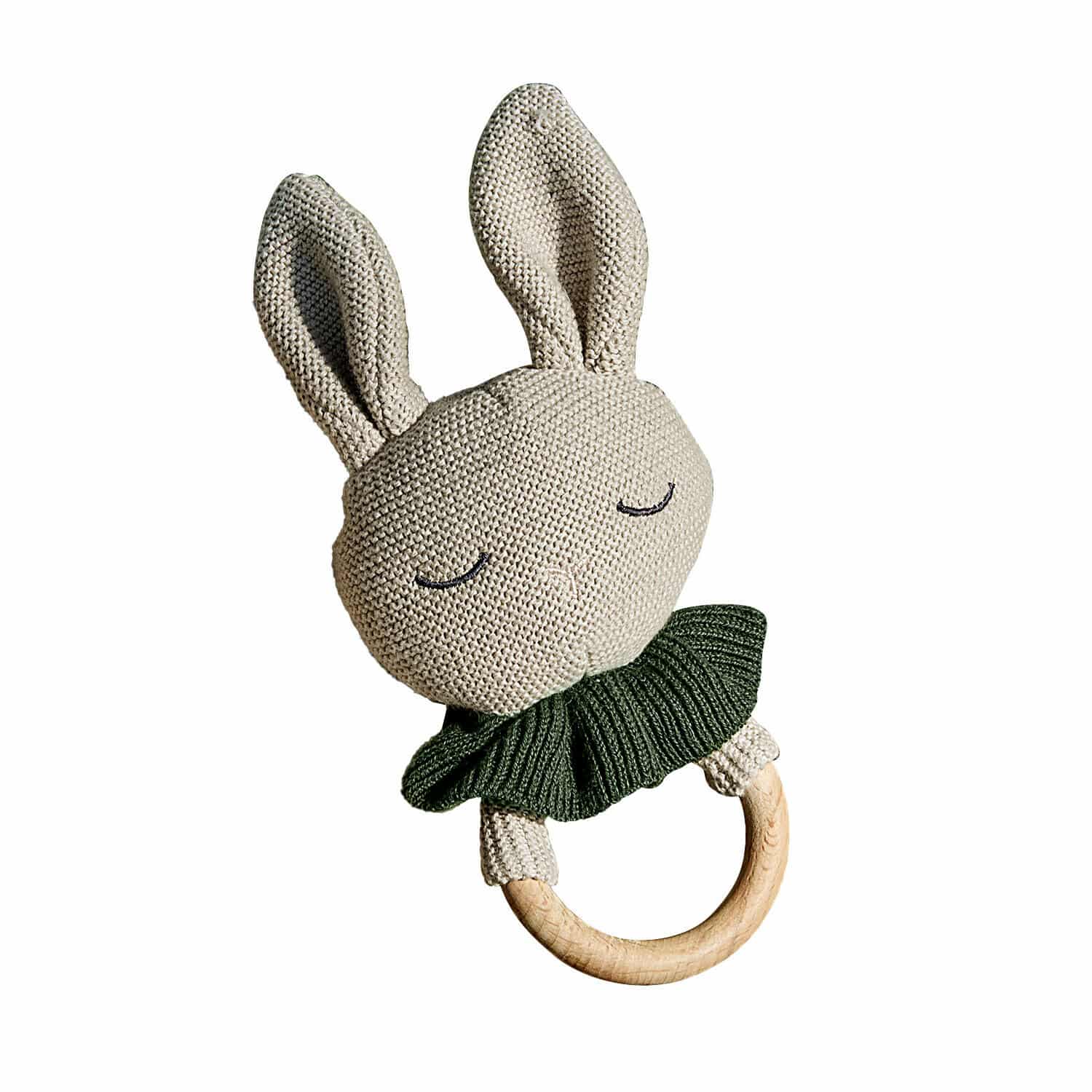 Speelring Cuddlecloud Houten bijtring met gebreide beige konijnenkop en groene kraag, babyspeelgoed