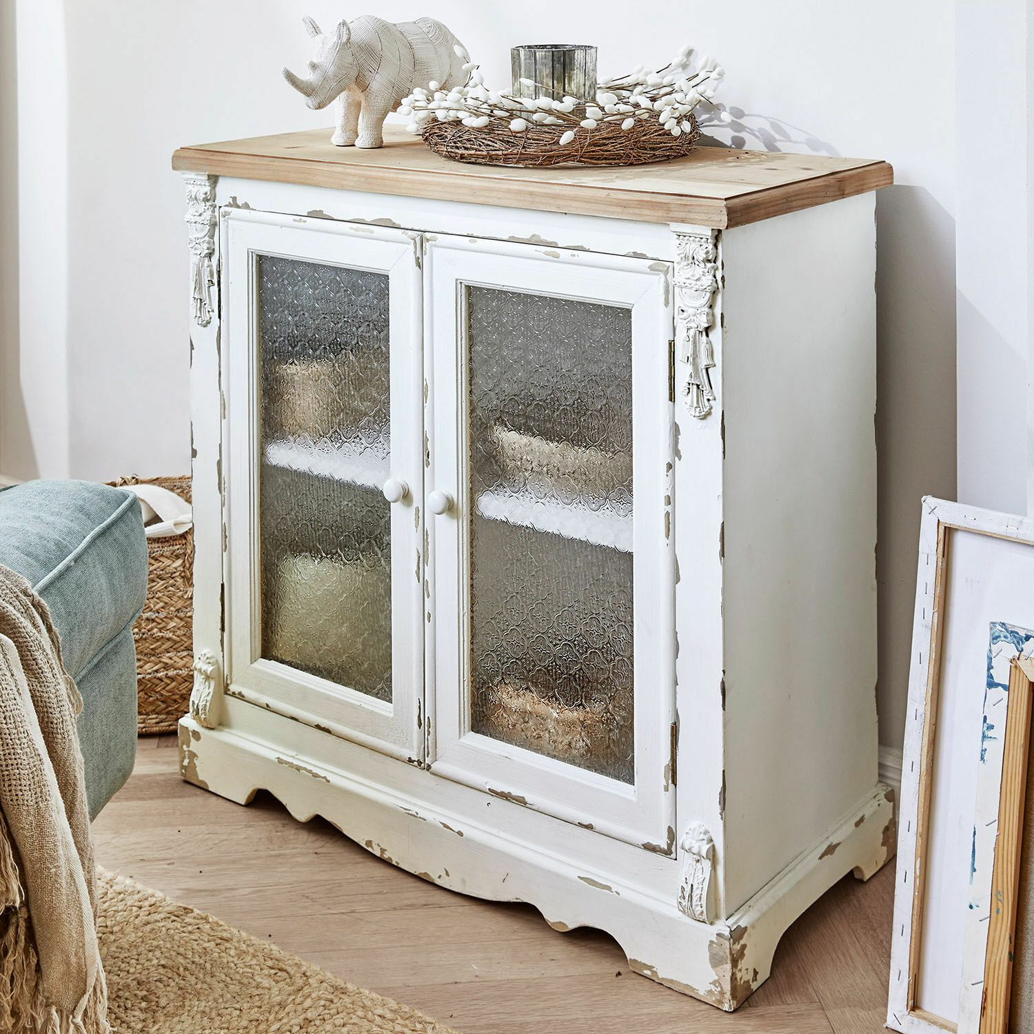 Kast South Yarmouth Witte houten kast met verweerd oppervlak en decoratieve glazen deuren in landelijke stijl