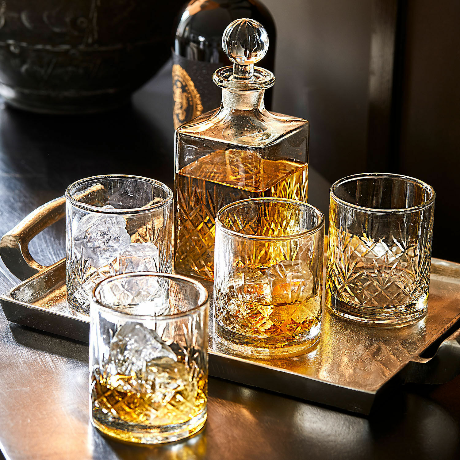 Whiskyset van glas met karaf en vier glazen op dienblad, transparant kristalontwerp