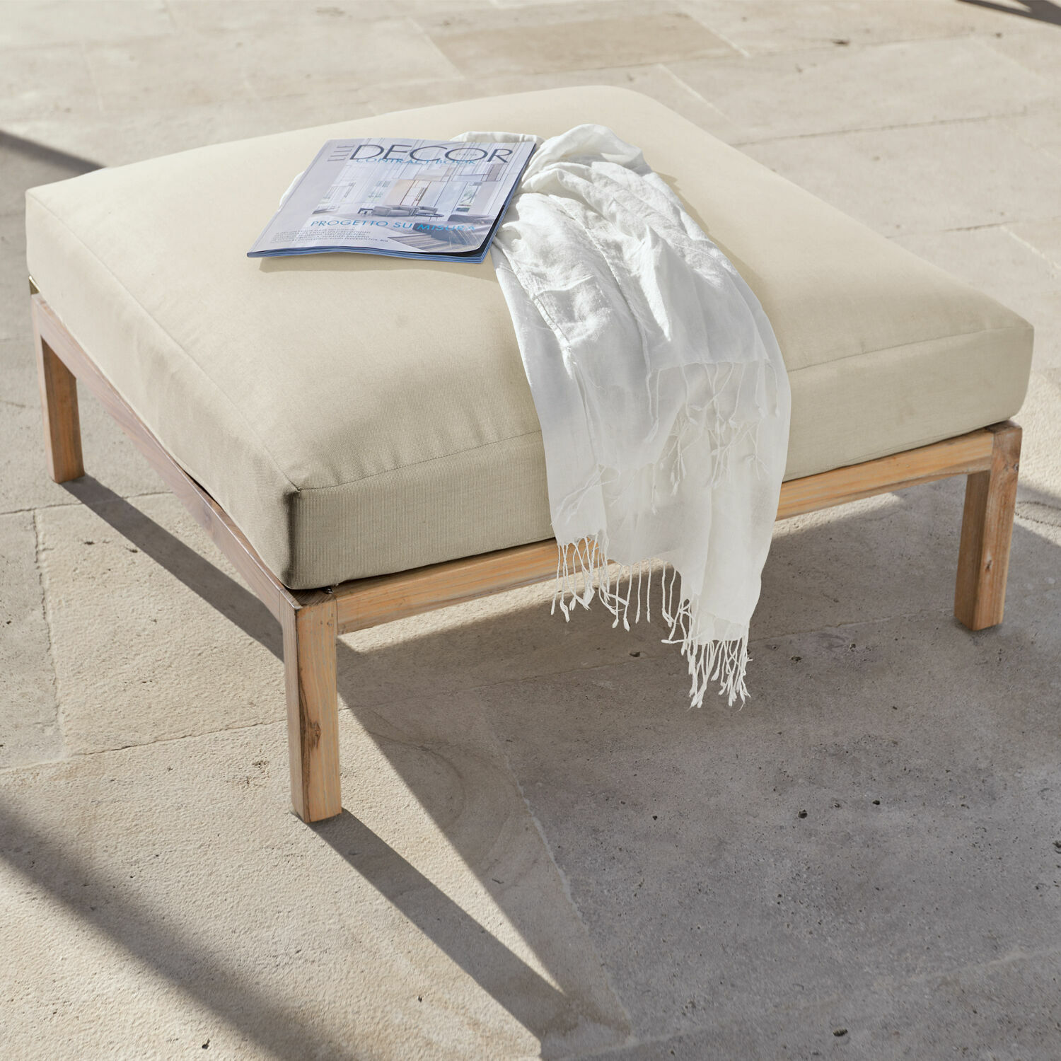 Hocker Chancenay Beige voetenbank met houten frame en zacht kussen, perfect voor ontspanning in de woonkamer