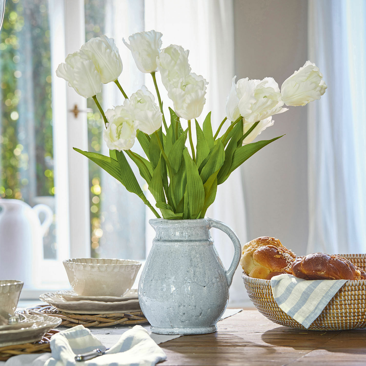 Sierbloem set van 6 Lamarr Witte keramische kan met boeket witte tulpen op houten tafel met brood en servies