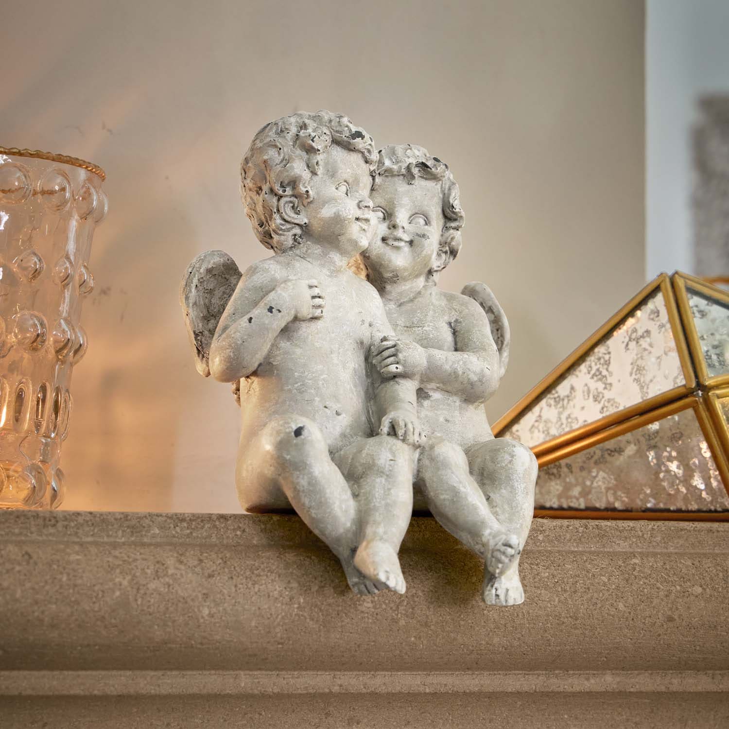 Beeld van twee zittende engelen van grijs beton, interieurdecoratie met engelenmotief