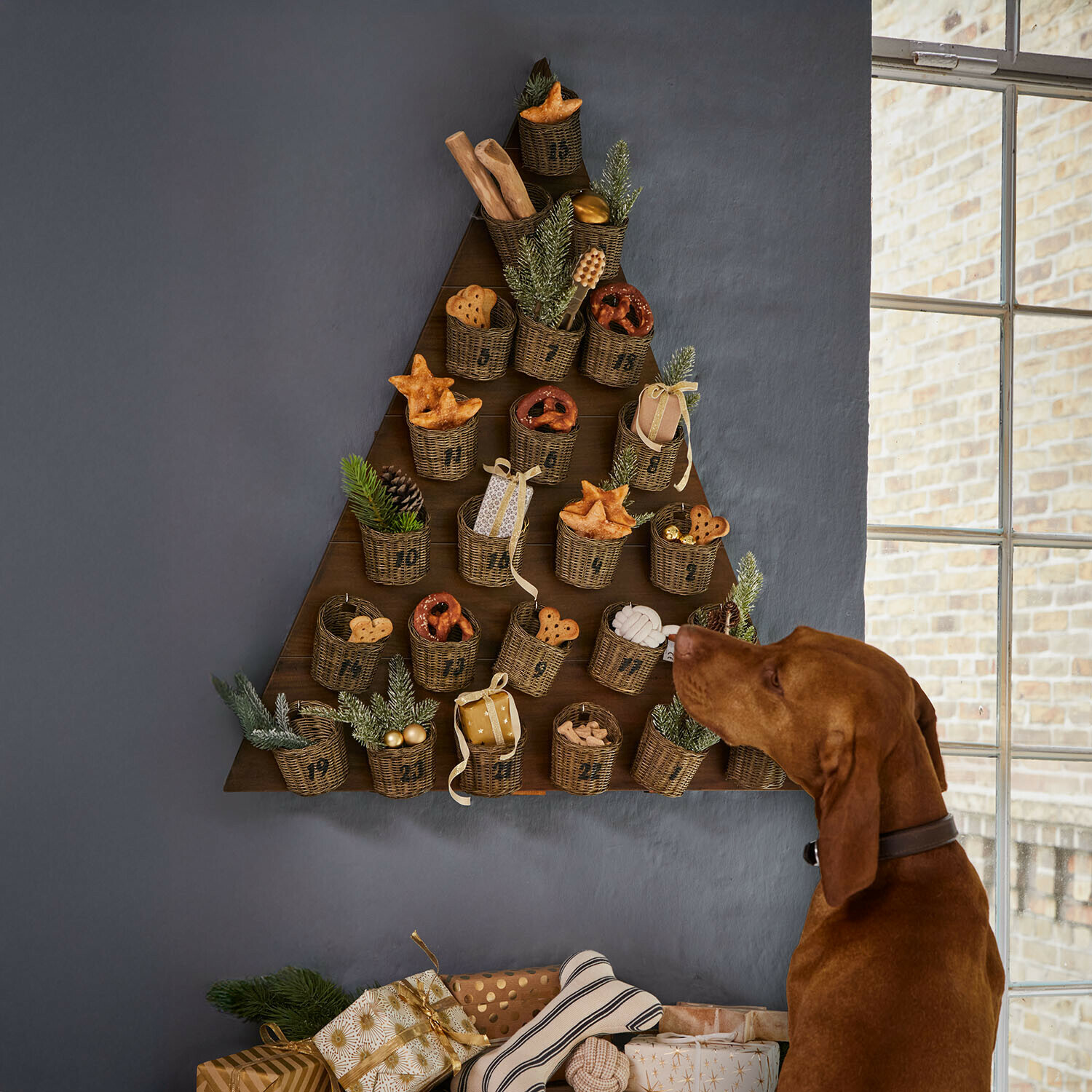 Adventskalender Veldaen Houten adventskalender in kerstboomvorm met rieten mandjes en kerstdecoraties