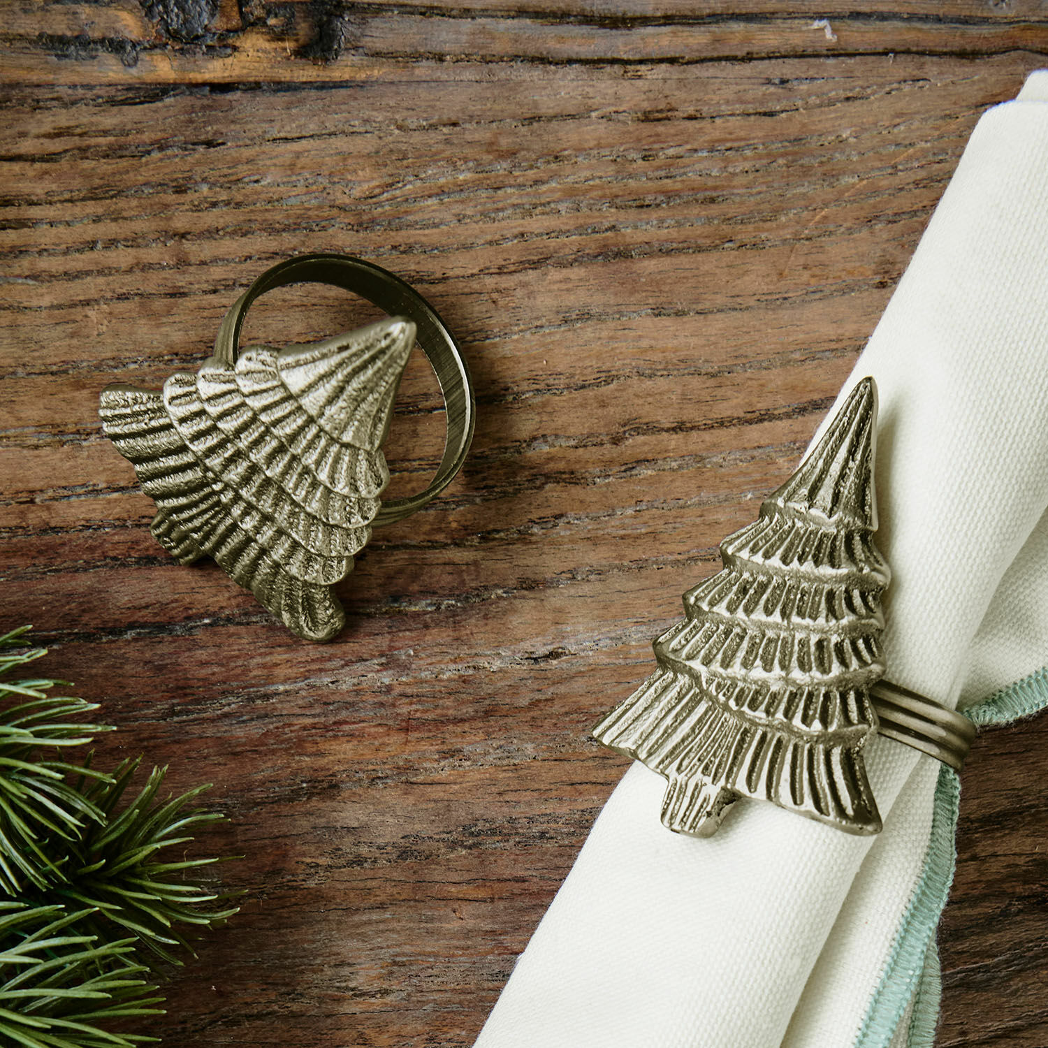 Servetring set van 2 Sylvion Metalen servetringen in kerstboomvorm in antiek zilver op rustieke houten tafel