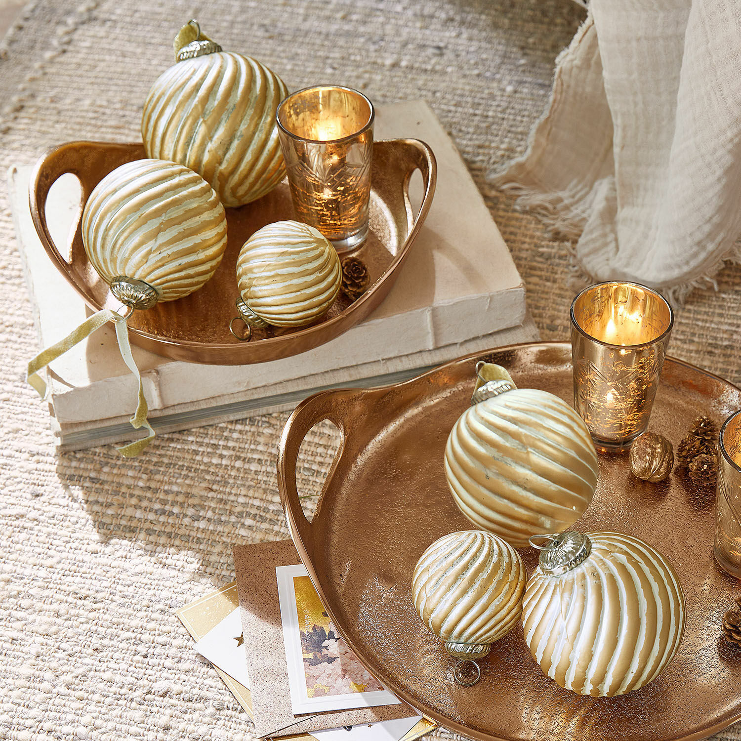 Kerstbal set van 6 Frasetta Gouden decoratieve schalen met witte kerstballen en kaarsen op een natuurlijke vloerkleed