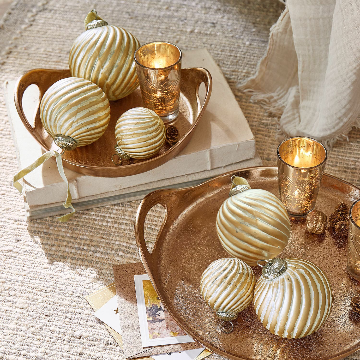 Kerstbal set van 6 Frasetta Gouden decoratieve schalen met witte kerstballen en kaarsen op een natuurlijke vloerkleed