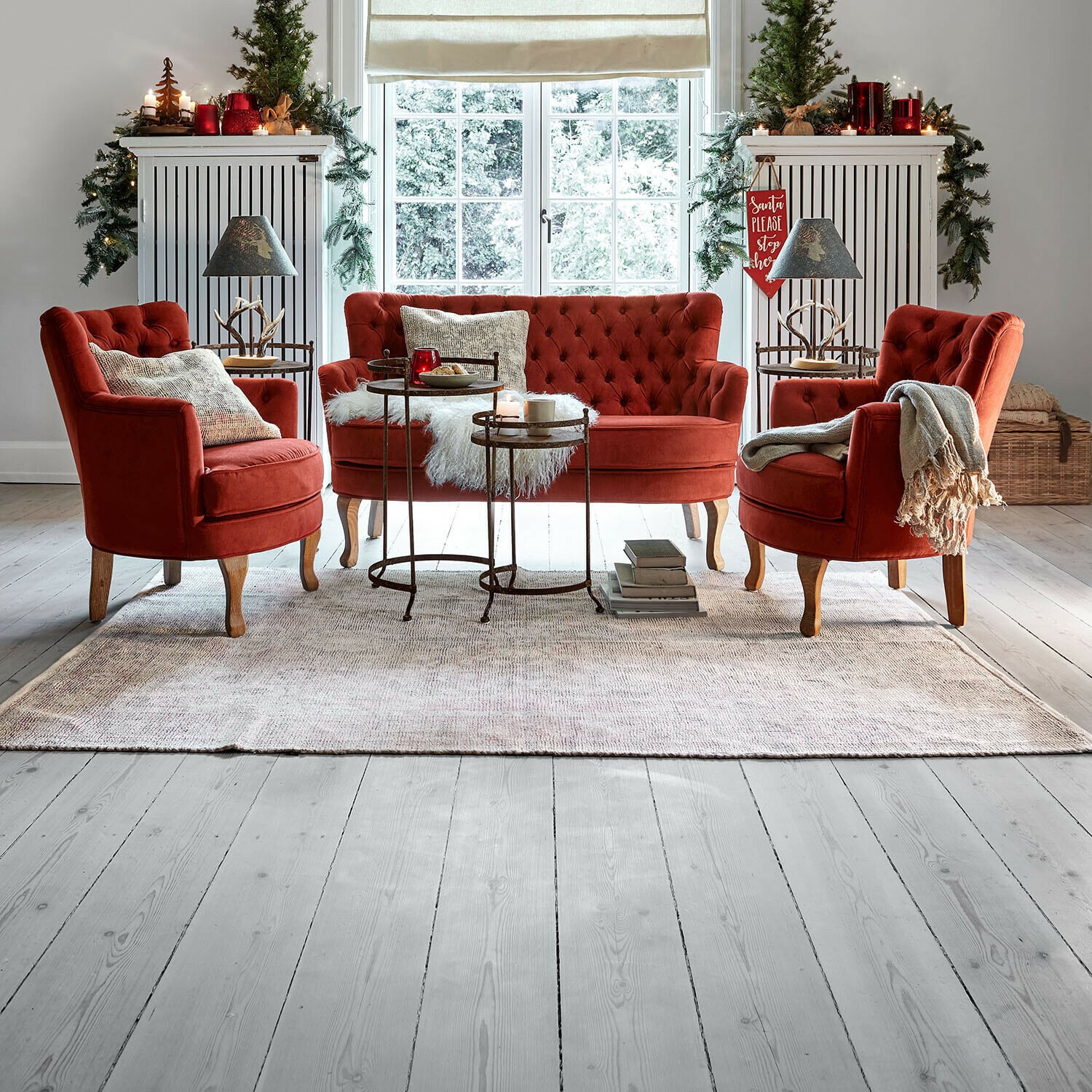 Vloerkleed Kaelun Rode fluwelen zitmeubelset met houten poten op lichte vloerkleed in een gezellige woonkamer