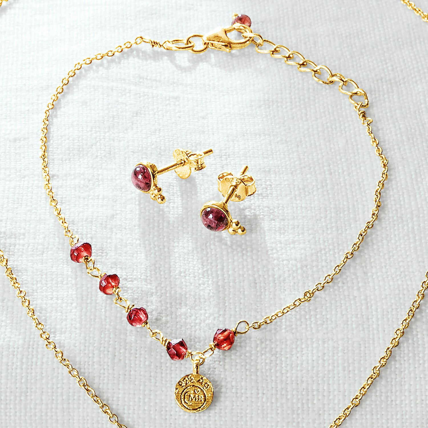 Armband Okala Gouden ketting en oorbellen met rode stenen, fijne dames sieraden aan ketting