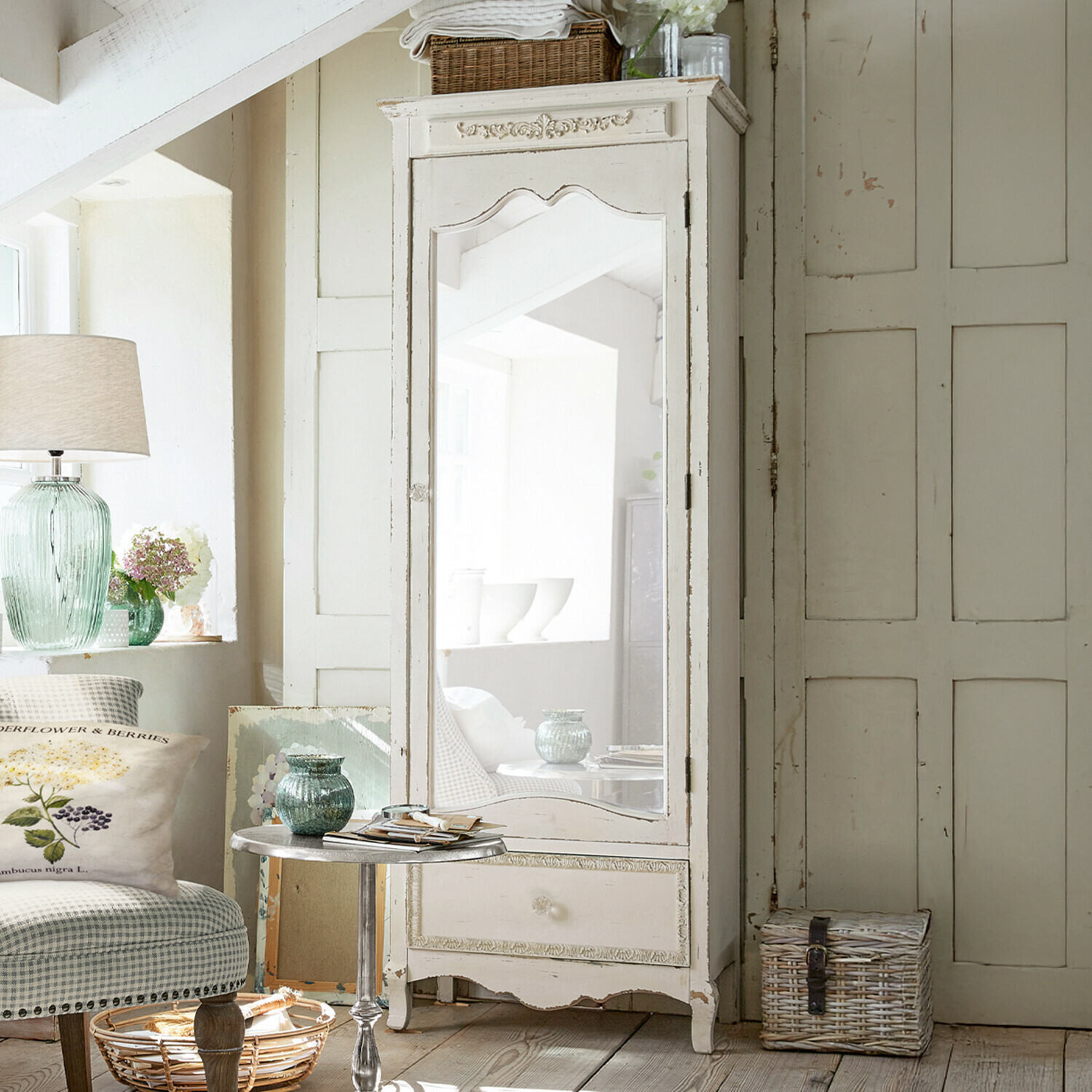 Kast Witte houten kast met spiegel in vintage stijl in lichte, gezellige kamer met decoraties