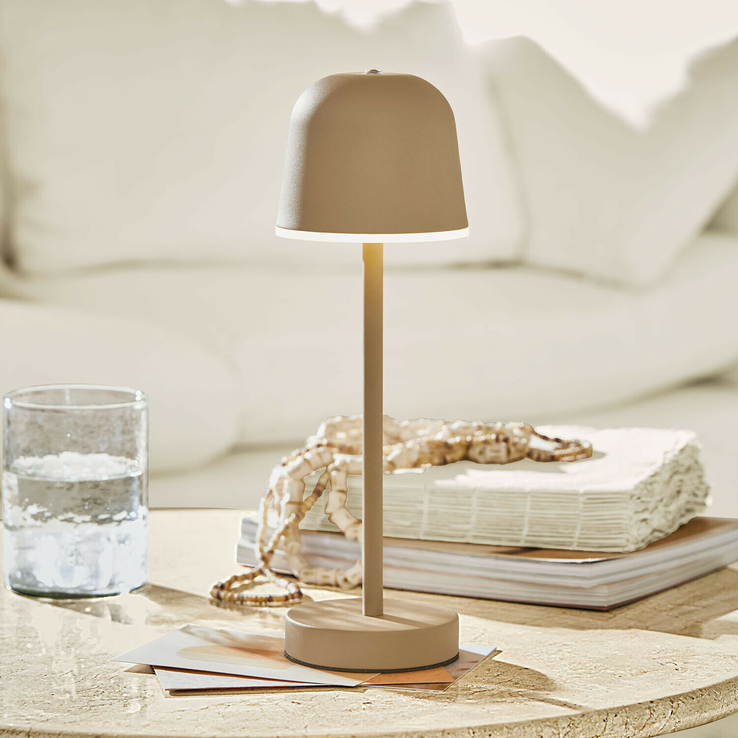 Oplaadbare tafellamp Ulianne Beige metalen tafellamp met minimalistische kap op lichte achtergrond in woonkamer