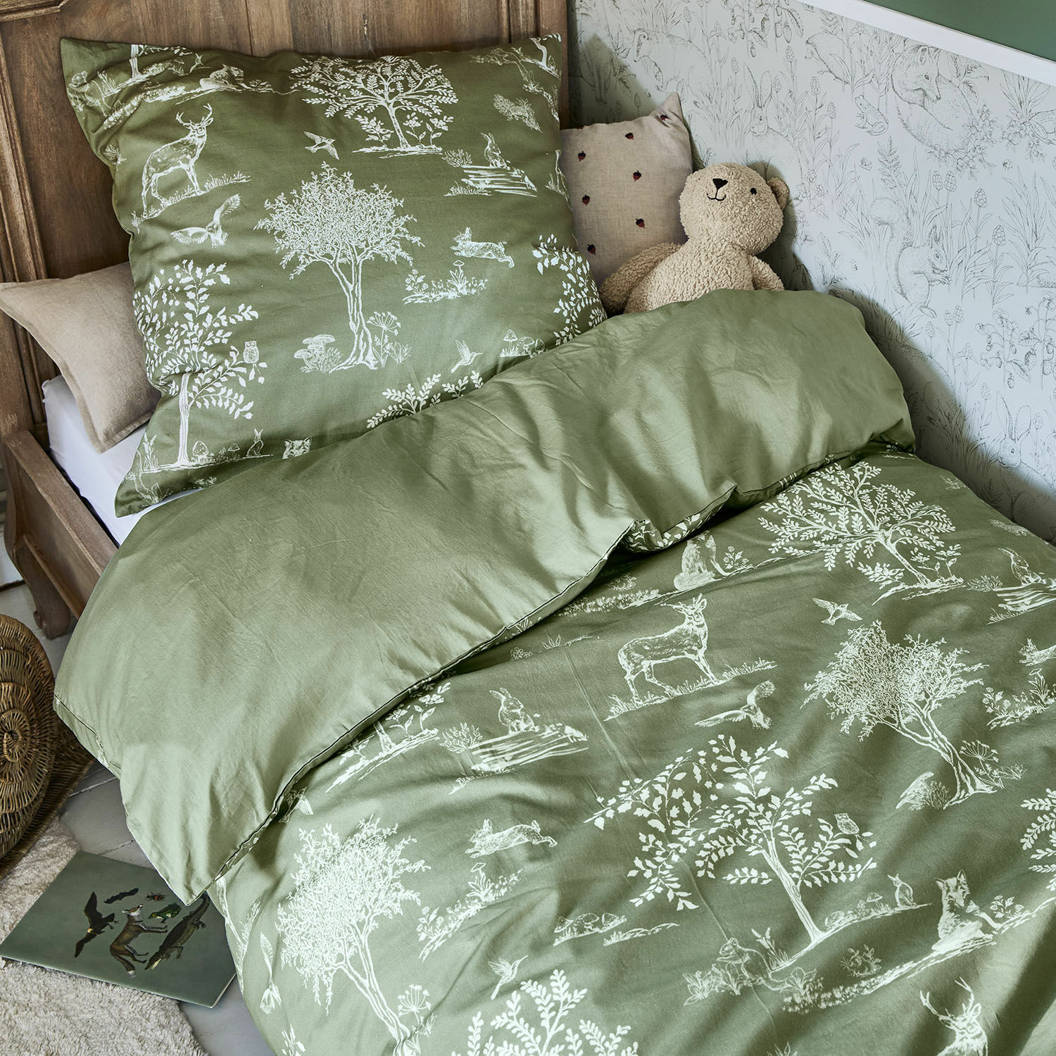 Beddengoed Tayora Groen katoenen beddengoed met witte print van bosdieren en bomen, decoratief en knus