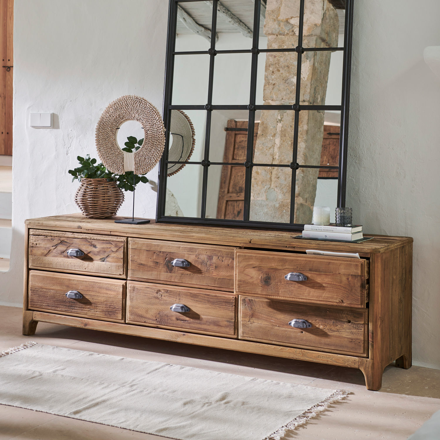 Ladekast Wittfield Rustieke dressoir van natuurlijk hout met zes lades en metalen handgrepen in warme stijl