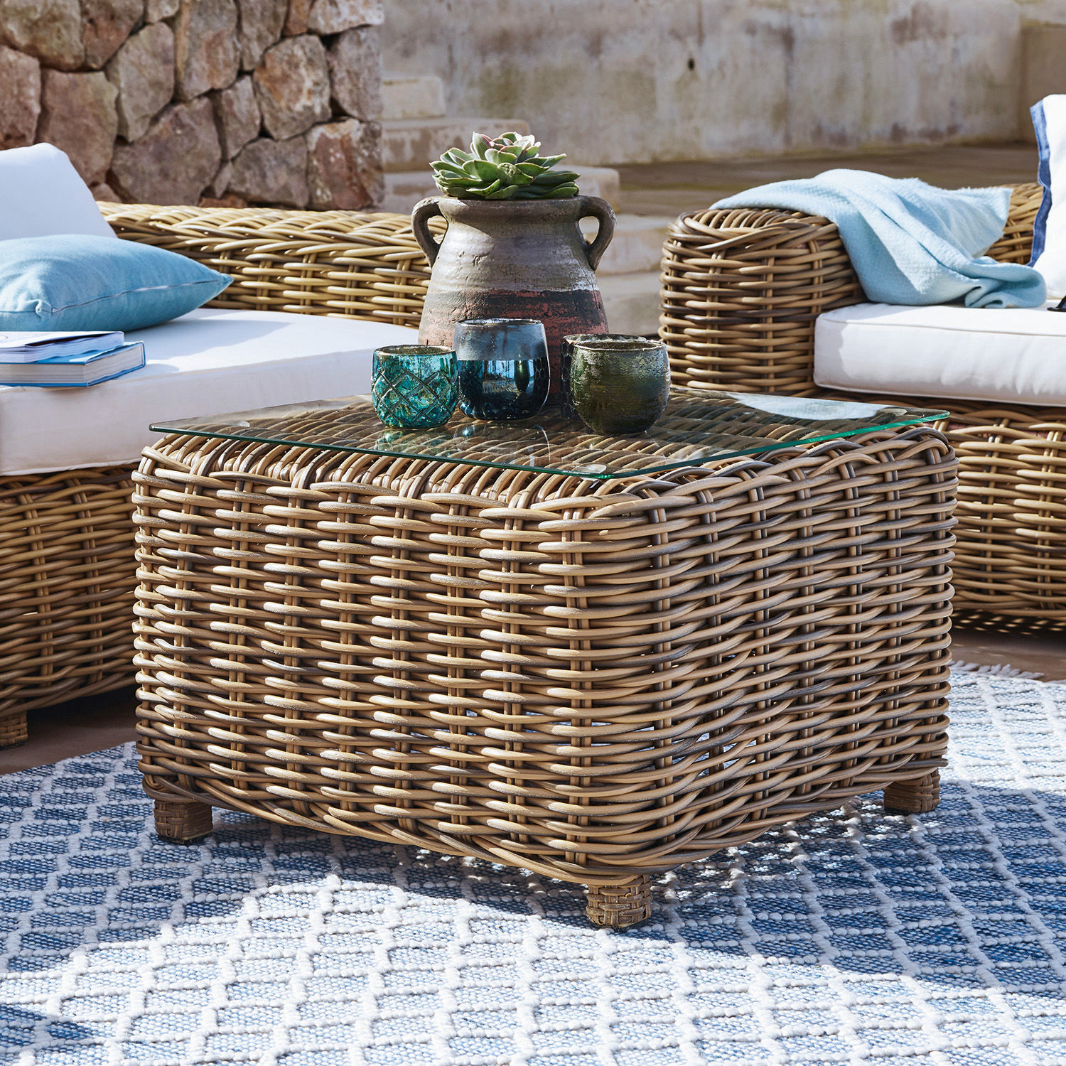 Bijzettafel Cubo Vierkante rotan tafel met glazen blad, natuurlijke kleur, buitenmeubilair