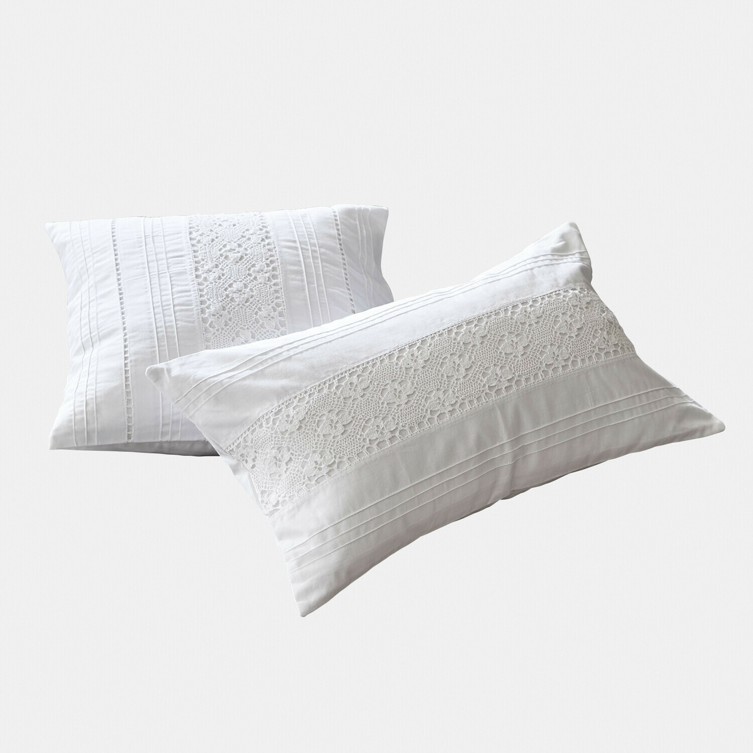 Witte katoenen kussenslopen met kantpatroon en fijne plooien voor slaapkamerdecoratie
