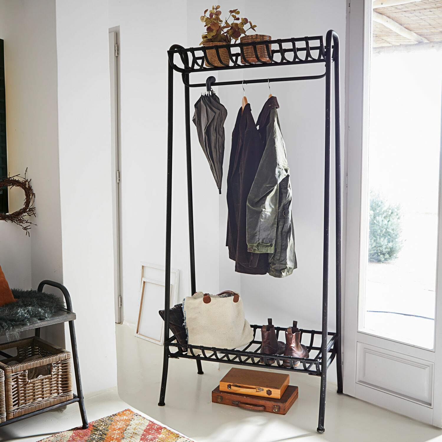 Garderobe Downey Zwarte metalen kapstok met planken voor schoenen en accessoires in lichte kamer
