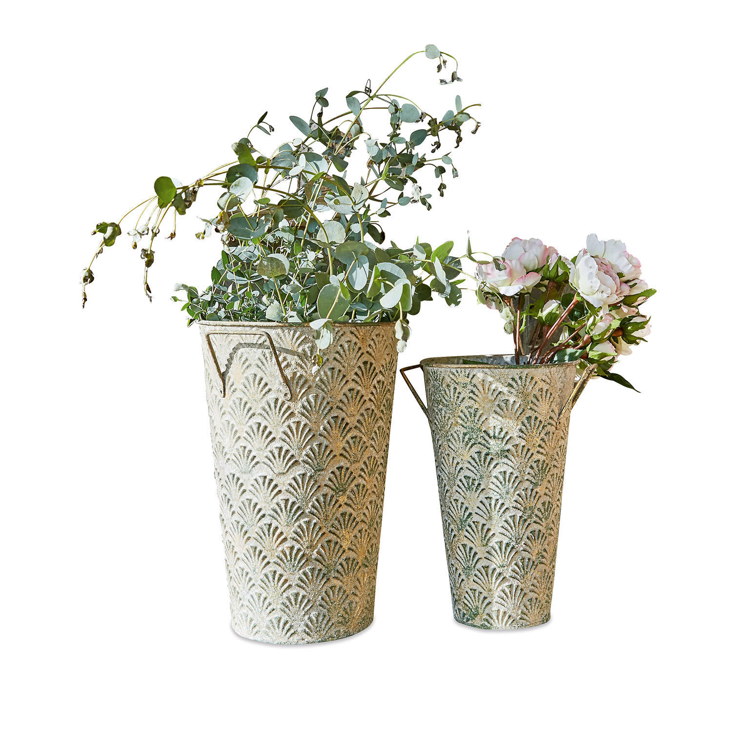 Siervaas set van 2 Iskele Twee decoratieve metalen bloempotten in groen-beige met reliëfpatroon en sierplanten erin