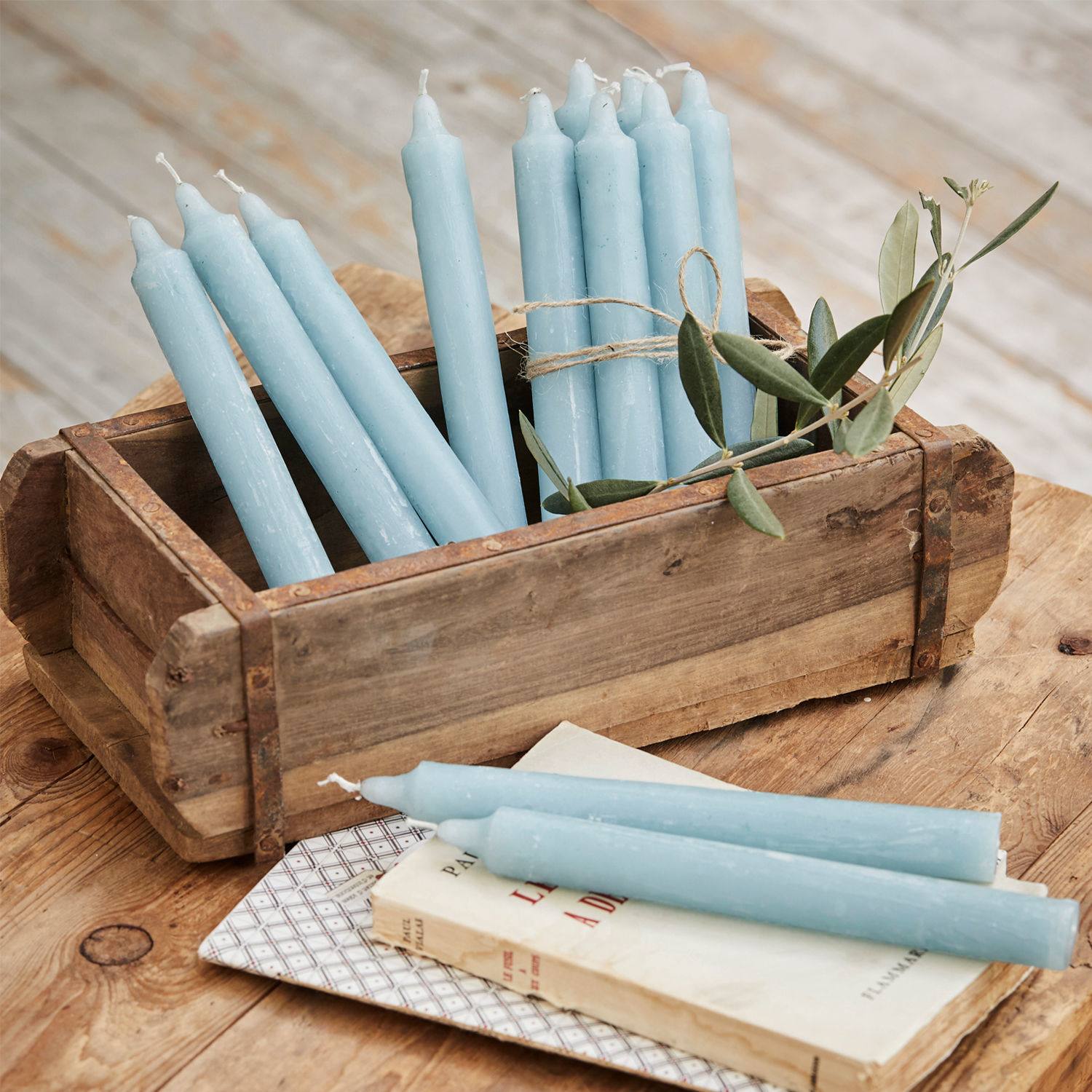 Kaars set van 12 Bauceau Set blauwe waskaarsen in houten kist op rustieke houten tafel geplaatst
