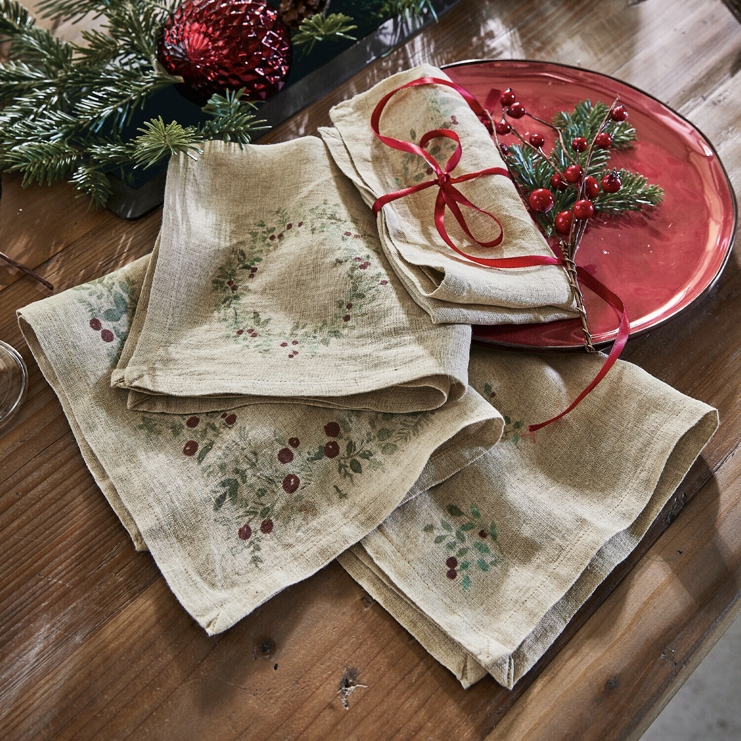 Servet set van 4 Lenius Linnen servetten met rood bessendessin op houten tafel, kerstdecoratie