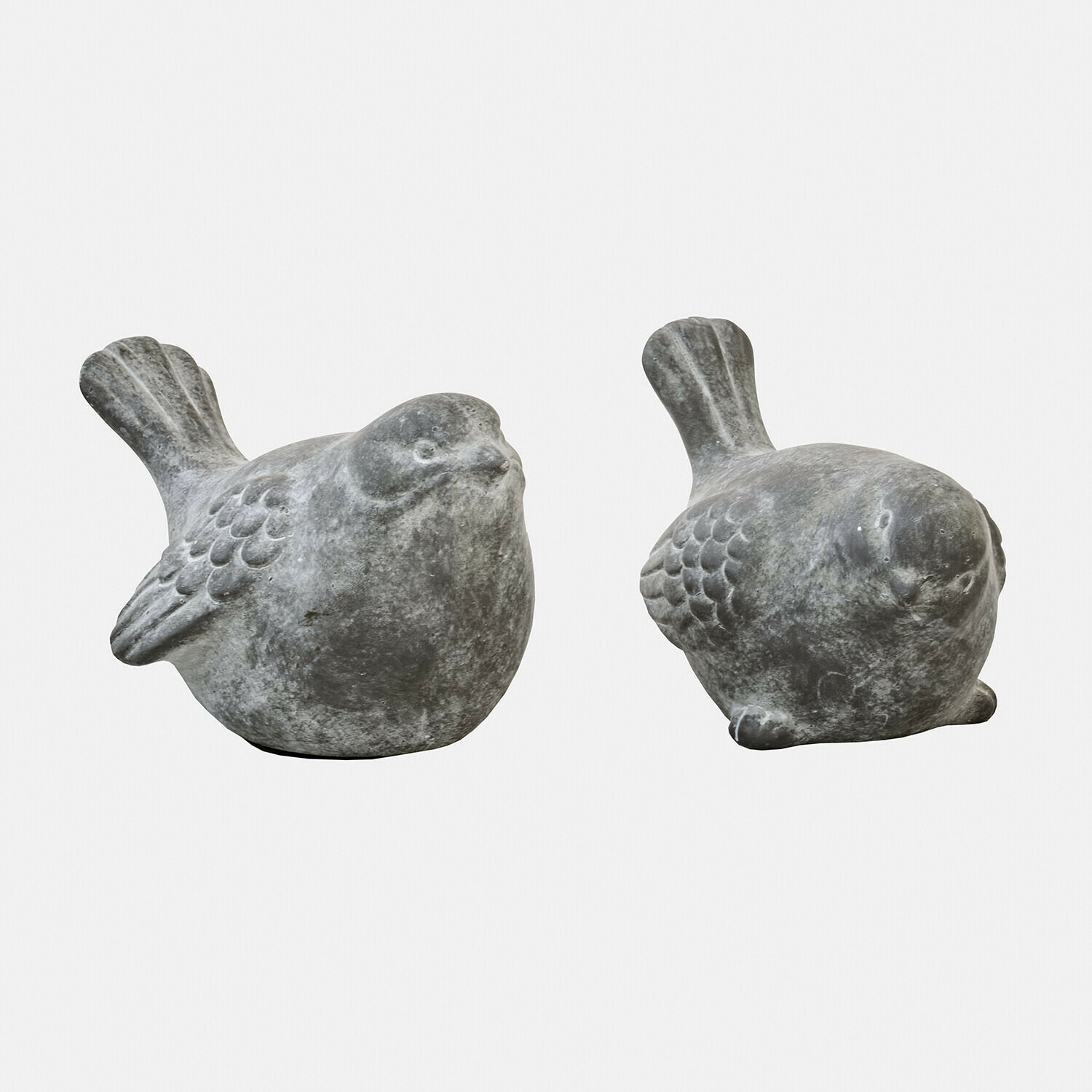 Twee grijze decoratieve vogelbeelden van steen met matte textuur voor tuin of interieur