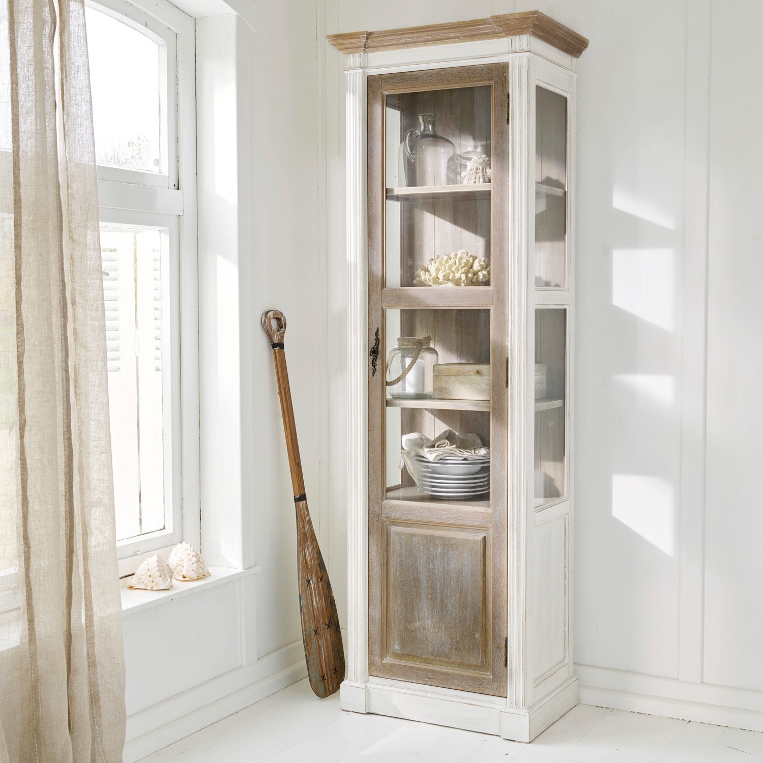 Kast Coverton Vintage houten vitrinekast met glazen deur en natuurlijke afwerking voor lichte woonkamer