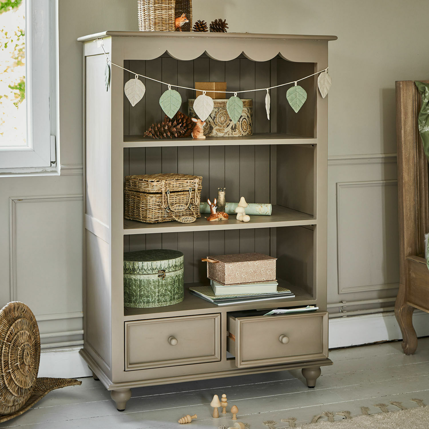 Open kast Sorvanne Beige houten kast met planken en lades, versierd met natuurlijke decoraties en manden