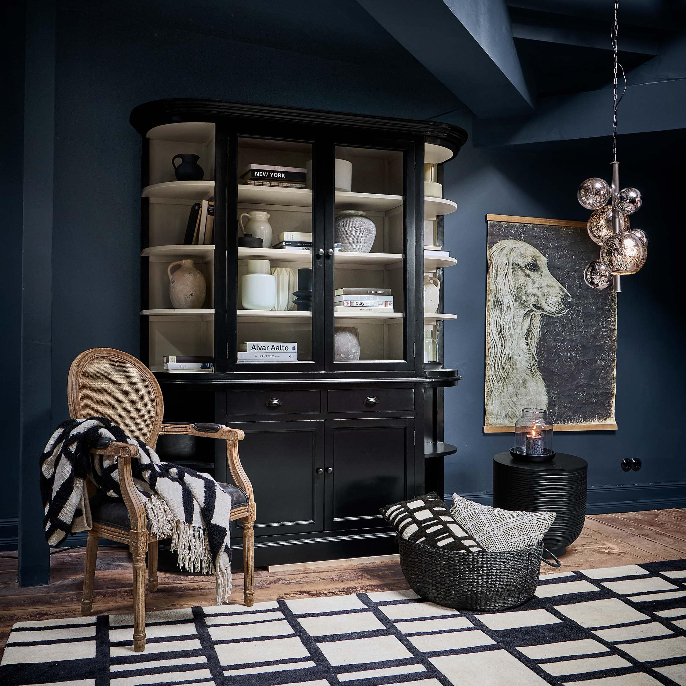 Zwarte houten vitrinekast met glazen deuren en vintage decoratieve planken