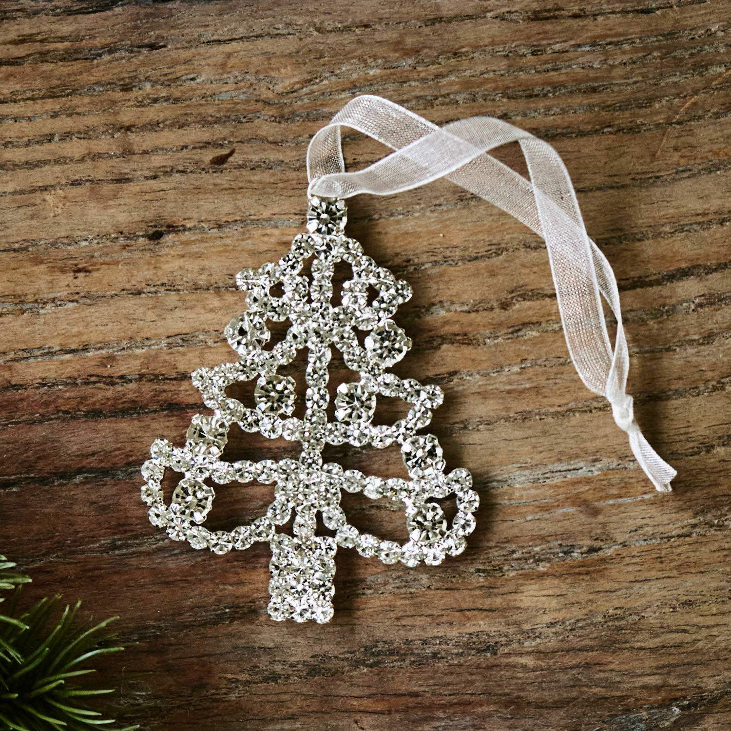 Hanger Orilane Glanzende kerstboomversiering in boomvorm van kristallen met wit lint op houten achtergrond
