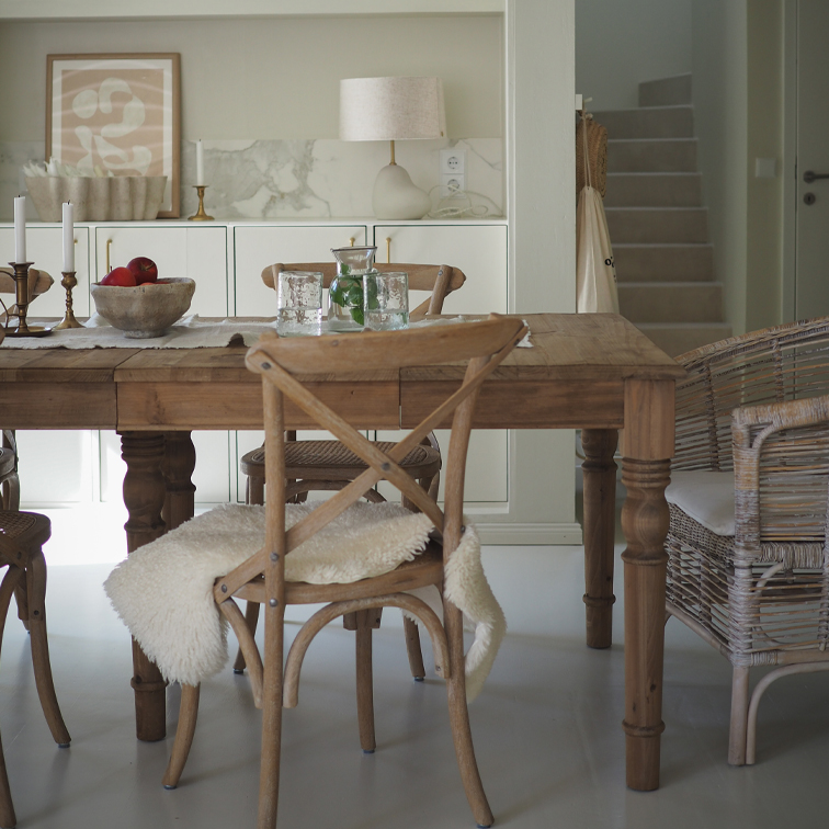Eetkamer met massief houten tafel en stoelen van natuurlijk hout in rustieke stijl