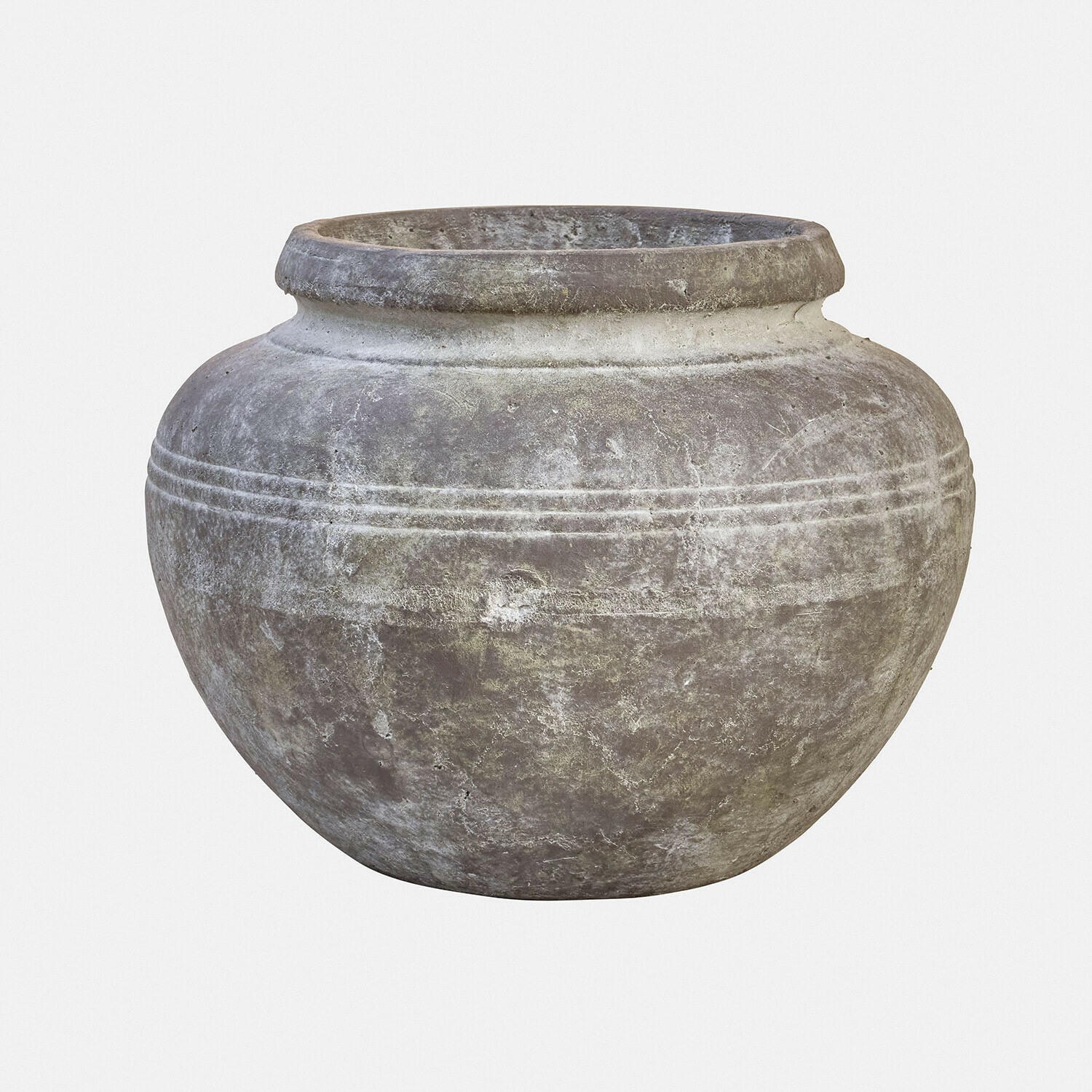 Grote ronde vaas van grijs steen met subtiele versiering, decoratief voor tuin of interieur