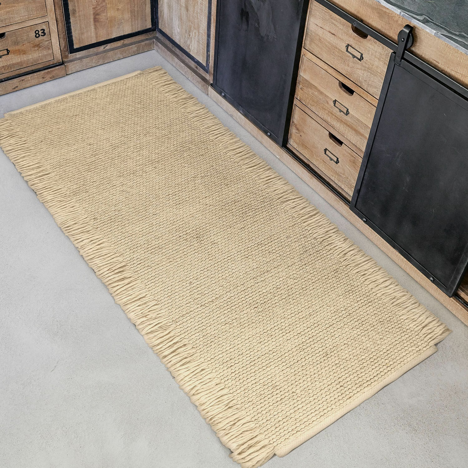 Loper Levraut Beige vloerkleed met franjes van natuurlijk materiaal op keukenvloer in rustieke stijl