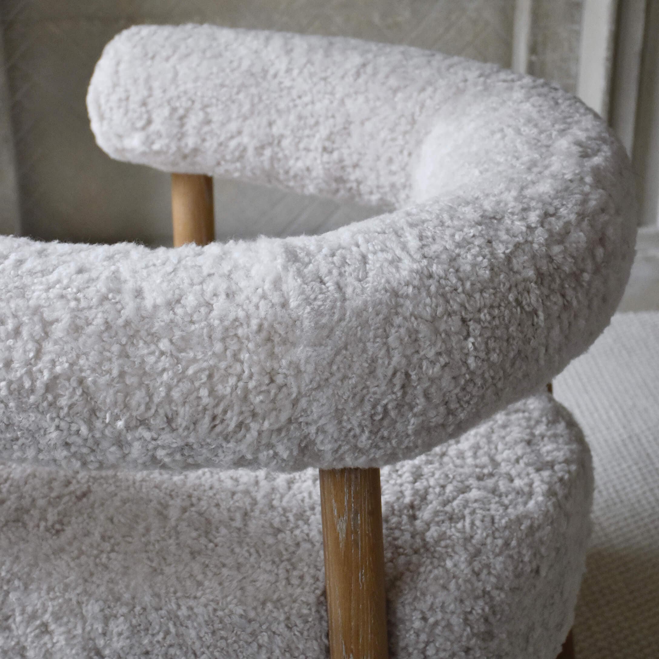 Zachte stoel met wit pluche bekleding en houten poten voor moderne woonkamer