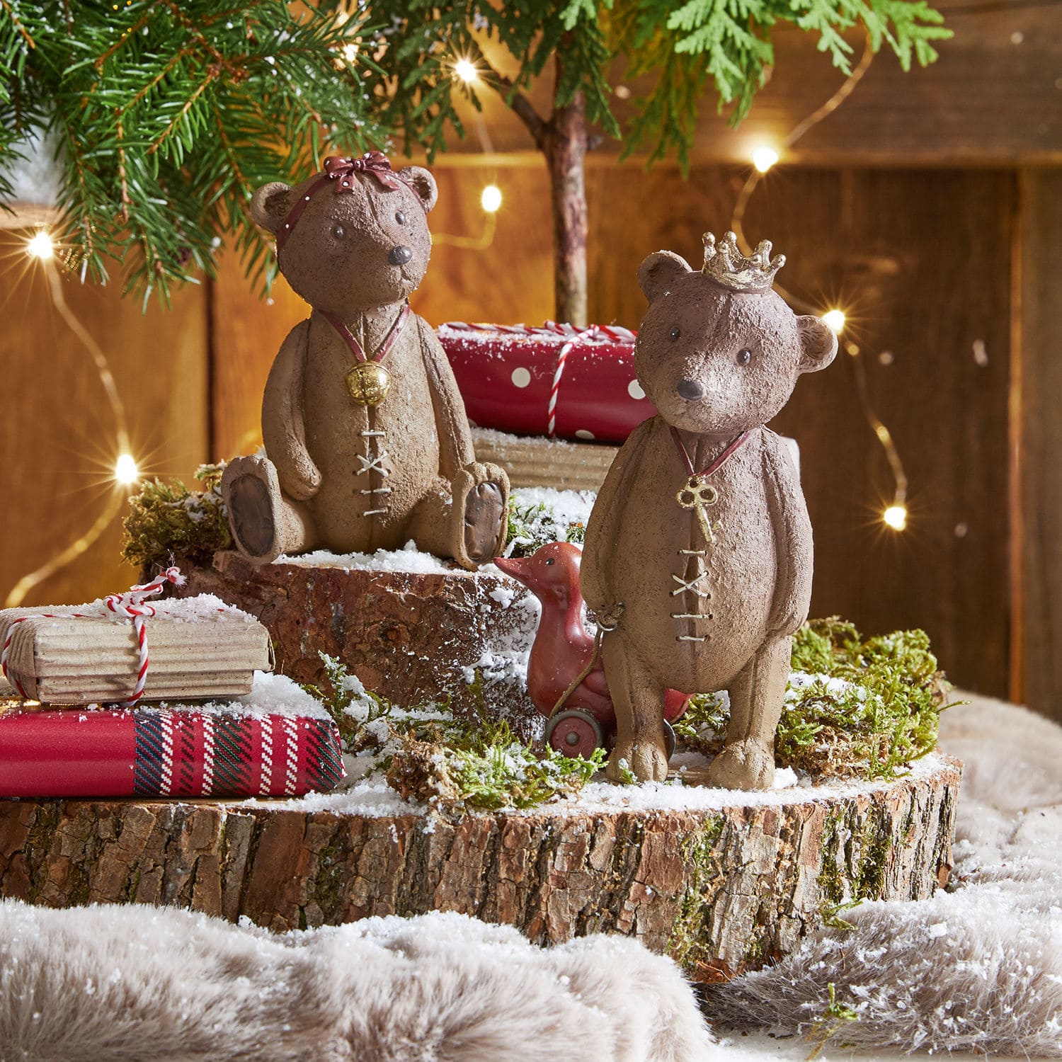 Decoratieve beer set van 2 Bonnal Bruine keramische beren op houten schijf met winterdecoratie en rode cadeaus