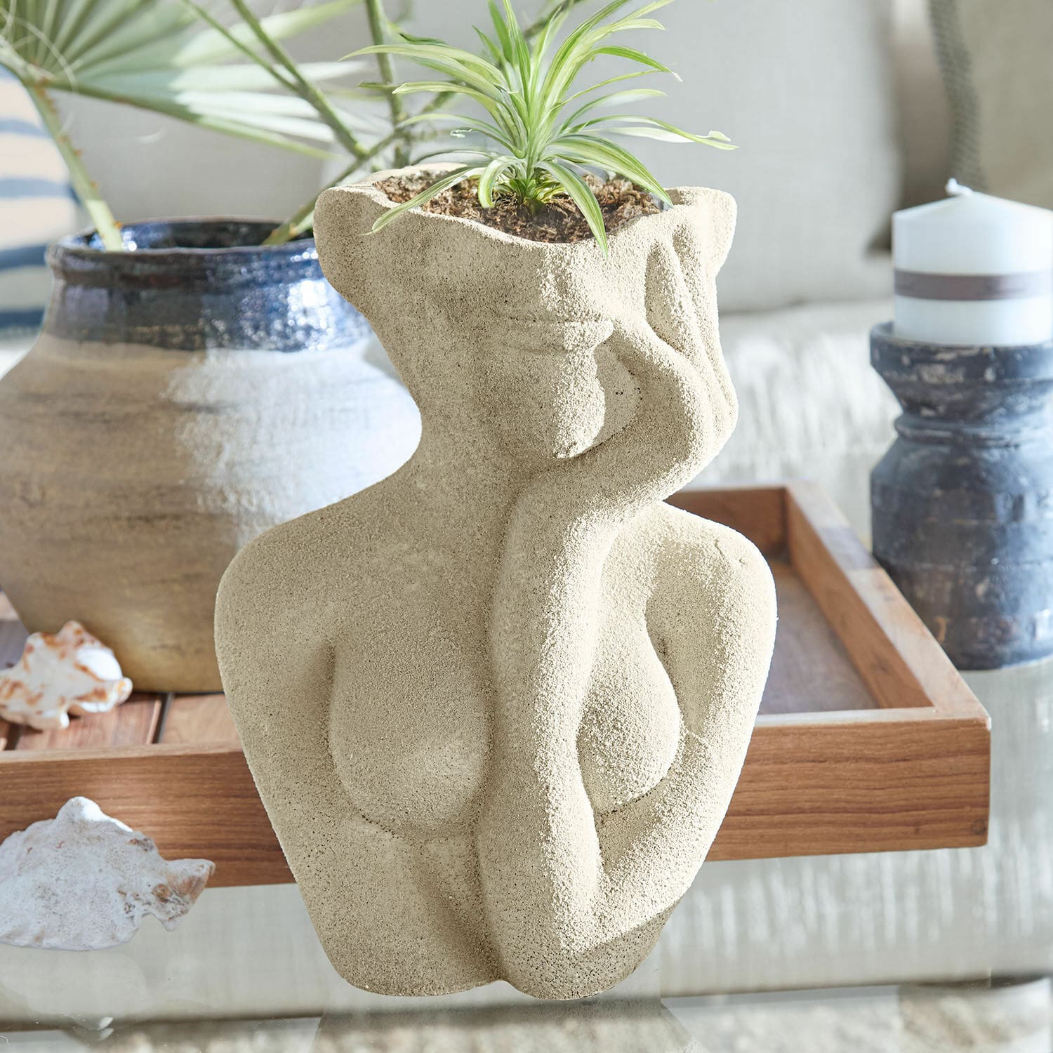 Vaas Jasim Bloempot sculptuur van zandsteen in vrouwelijke vorm met groene plant, interieurdecoratie