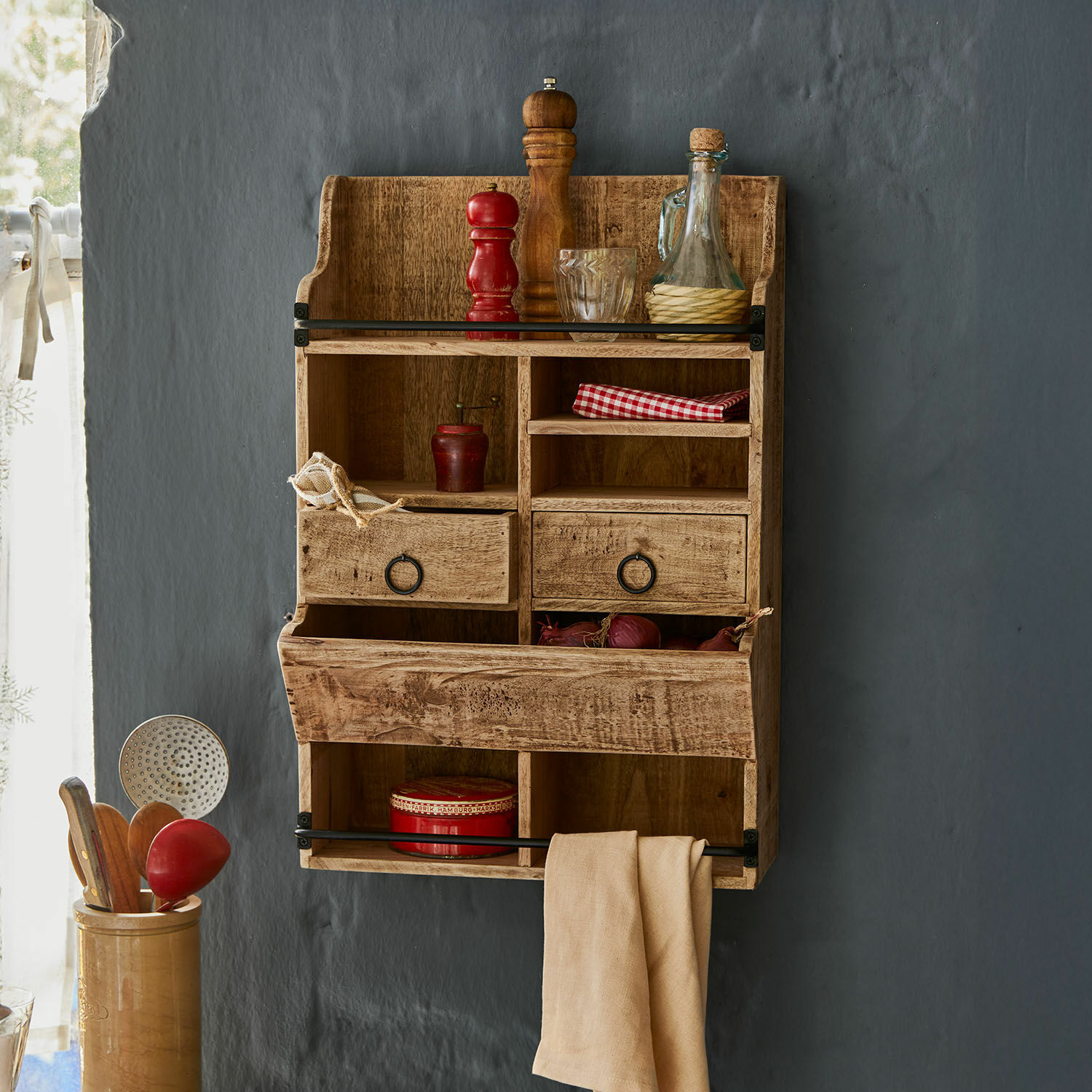 Houten wandrek met lades en vakken in natuurlijke kleur, praktische keukenorganizer