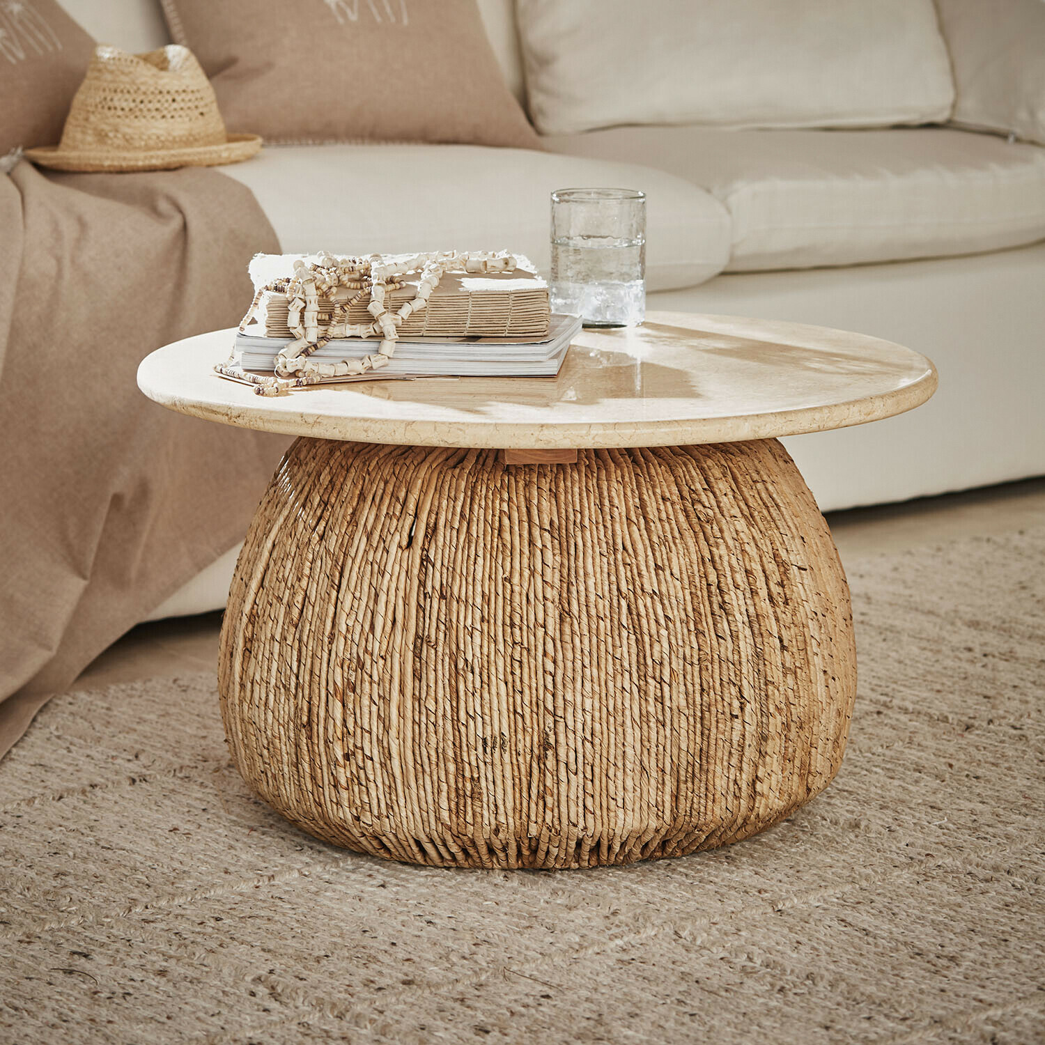 Ronde salontafel met licht marmeren blad en natuurlijke gevlochten rotan onderstel