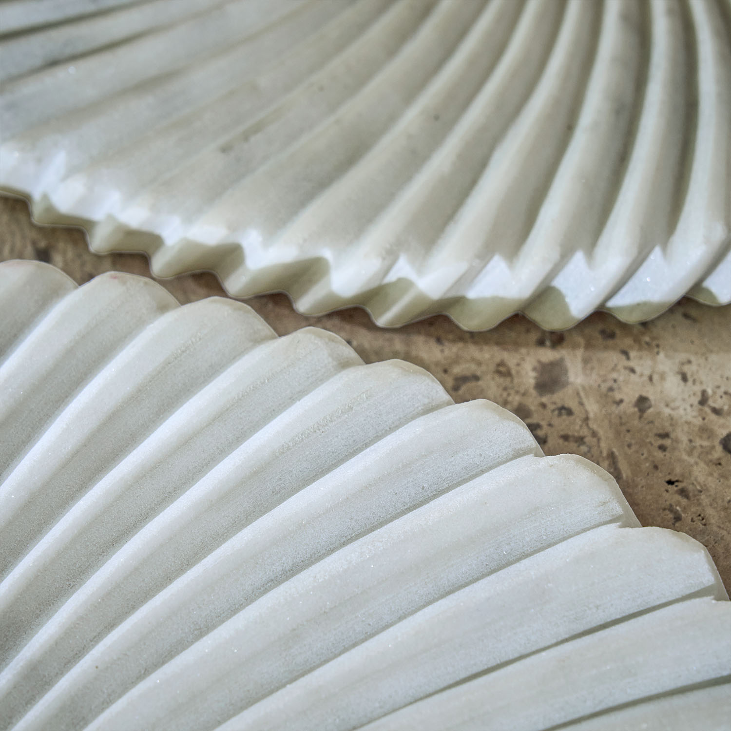 Witte decoratieve keramische borden met geribbeld patroon op stenen oppervlak, tafeldecoratie