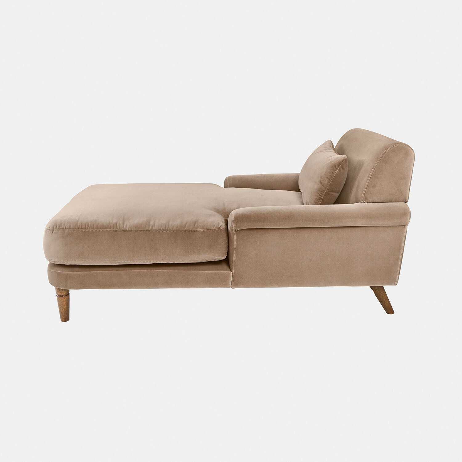 Beige chaise longue van zachte stof met kussen en houten poten voor comfortabele ontspanning