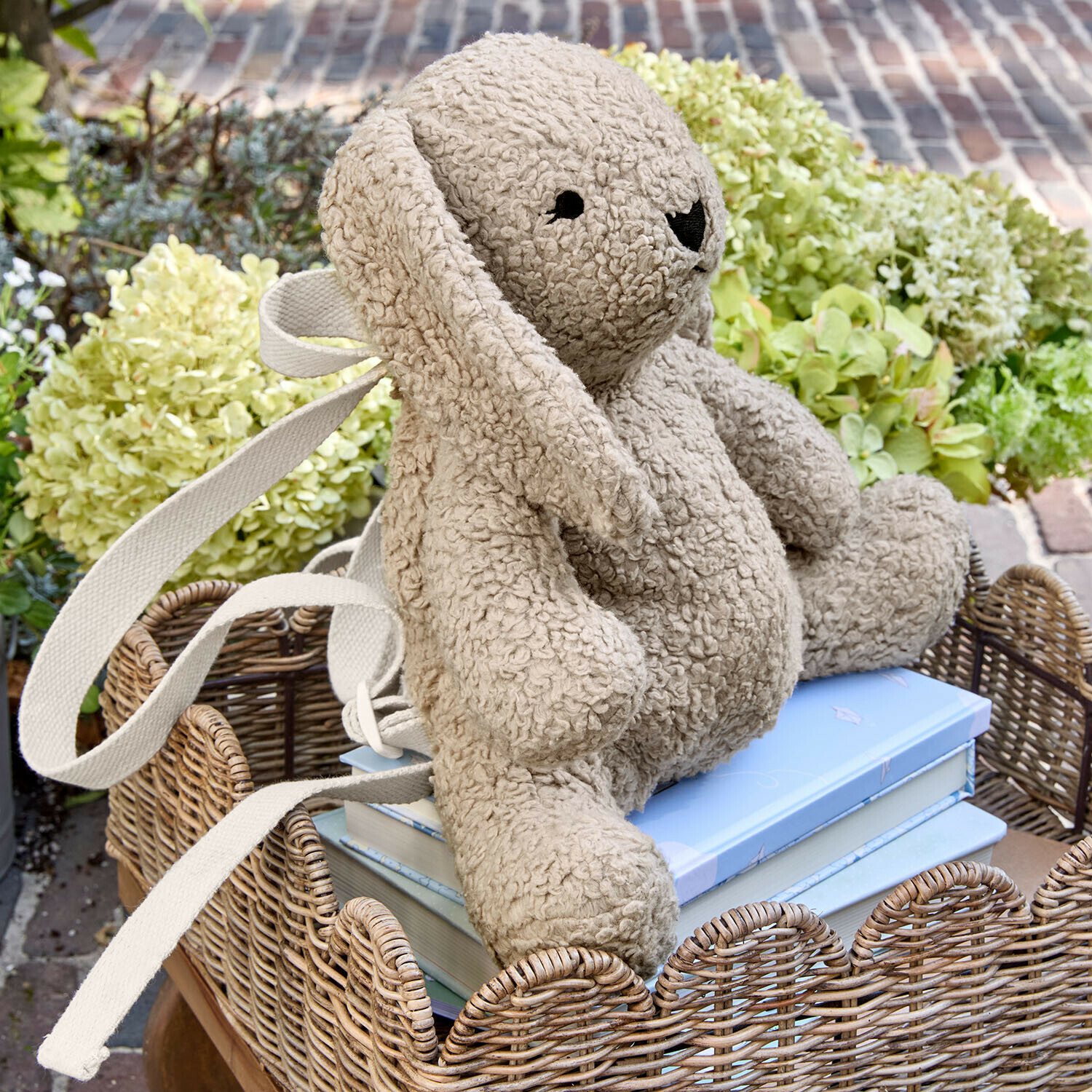 Kinder rugzak in de vorm van een beige pluche konijn, gemaakt van zacht materiaal, geschikt voor boeken en speelgoed