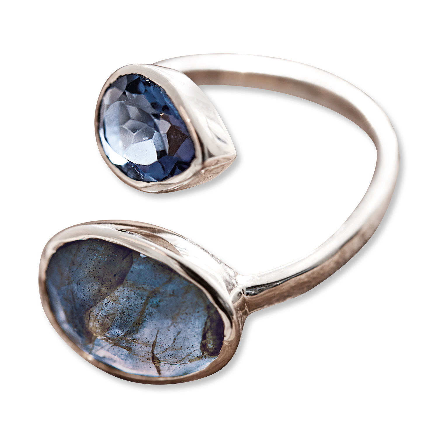 Zilveren ring met twee blauwe stenen in verschillende vormen, modieuze sieraden