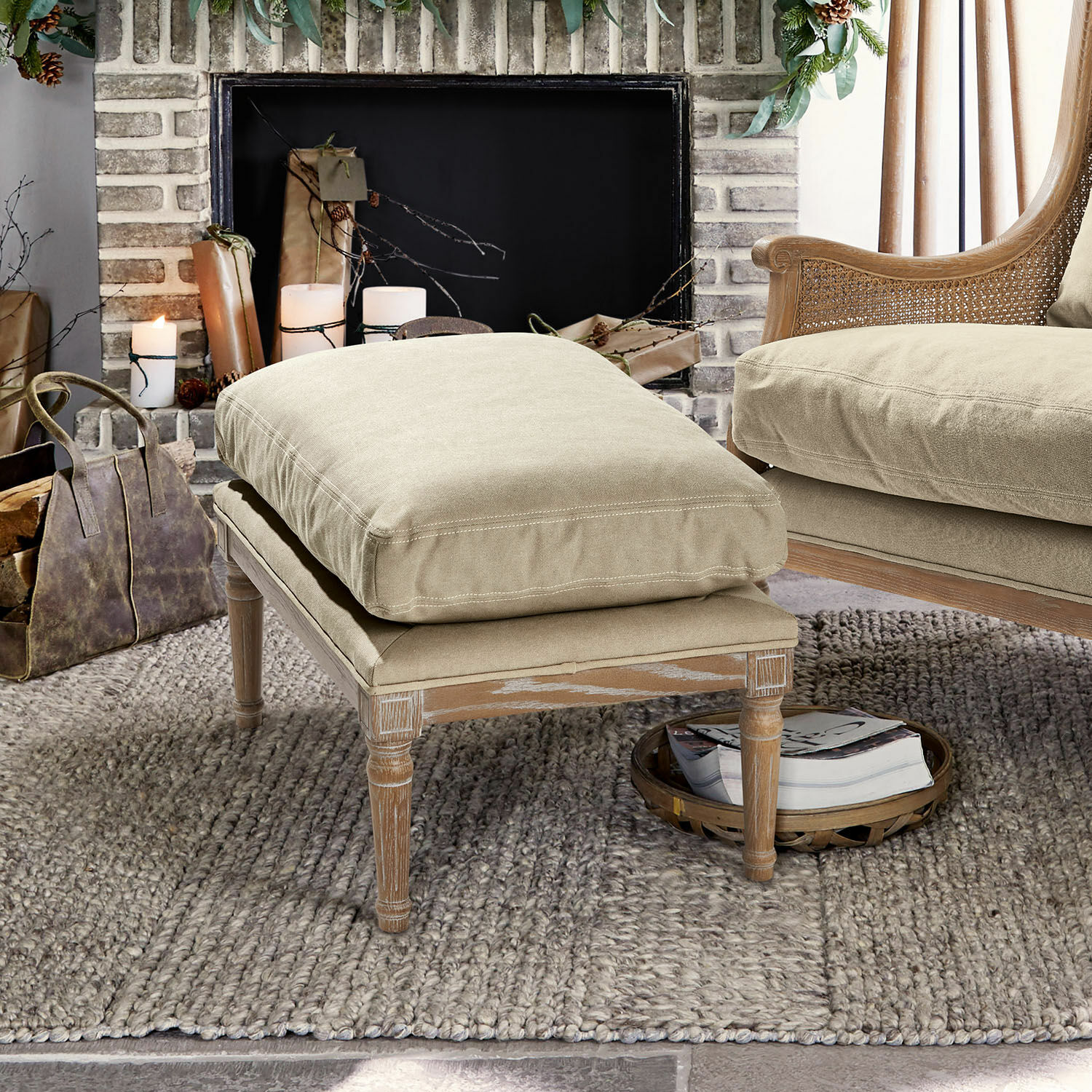 Hocker Greenbrier Beige voetenbank met houten frame en zachte stoffen kussen op vloerkleed in gezellige woonkamer