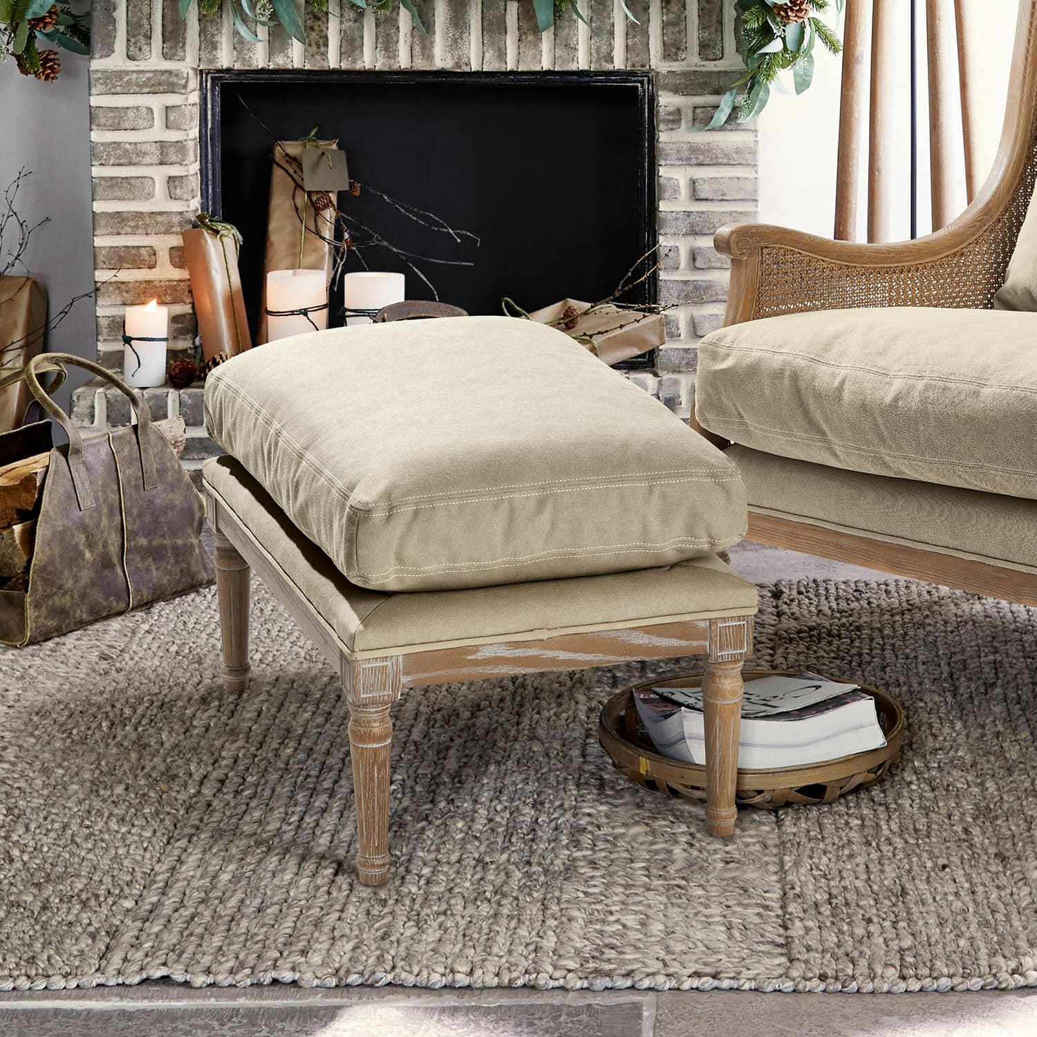 Hocker Greenbrier Beige voetenbank met houten frame en zachte stoffen kussen op vloerkleed in gezellige woonkamer