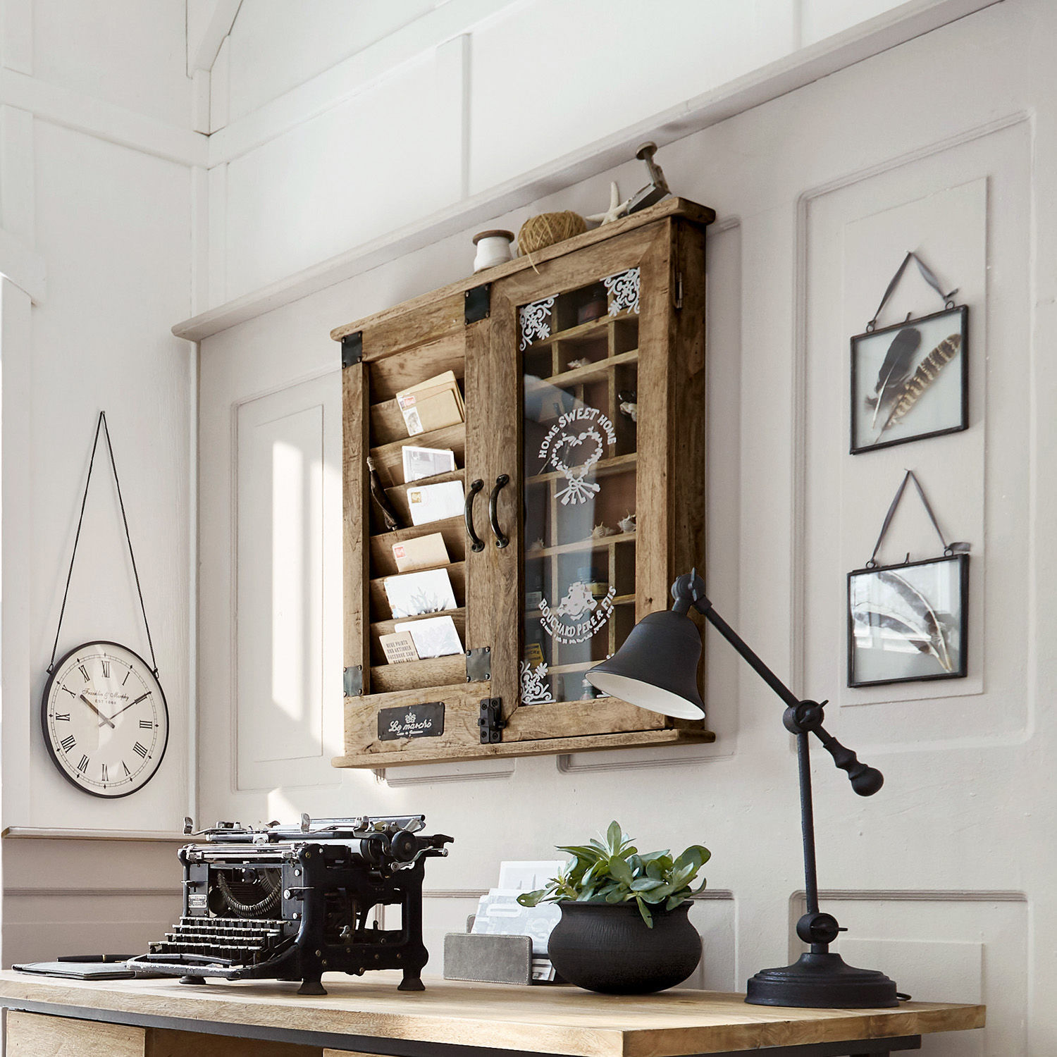 Wandorganizer Shelby Houten wandkast met glazen deur en brievenhouder in vintage stijl