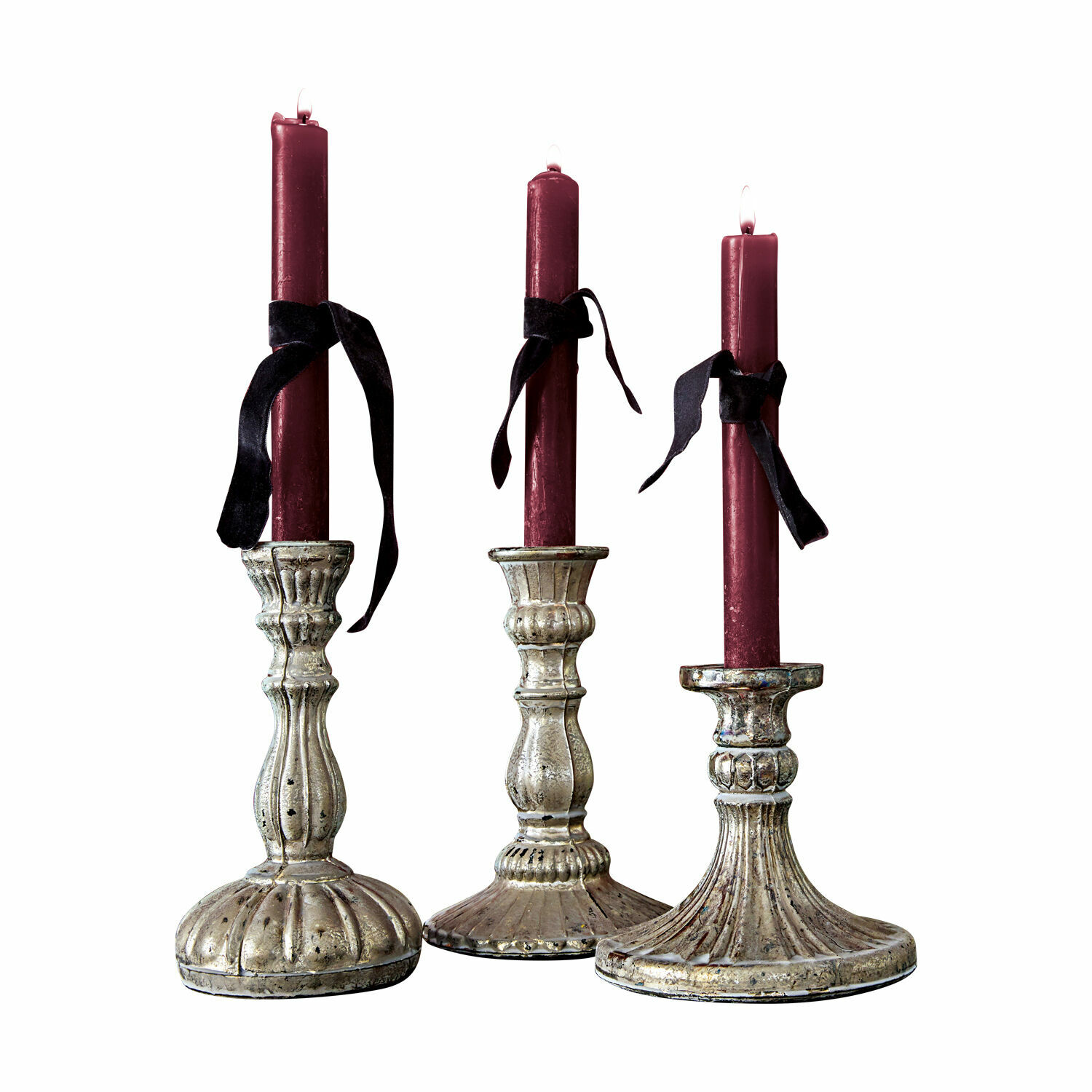 Set van drie metalen kandelaars met bordeauxrode kaarsen en zwarte linten voor interieurdecoratie