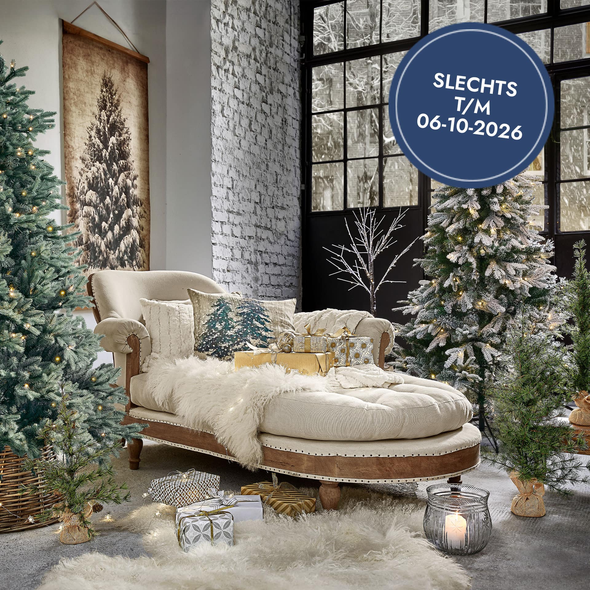 Gezellige woonkamer met beige bank, decoratieve kussens en verlichte kunstkerstbomen voor winterdecoratie