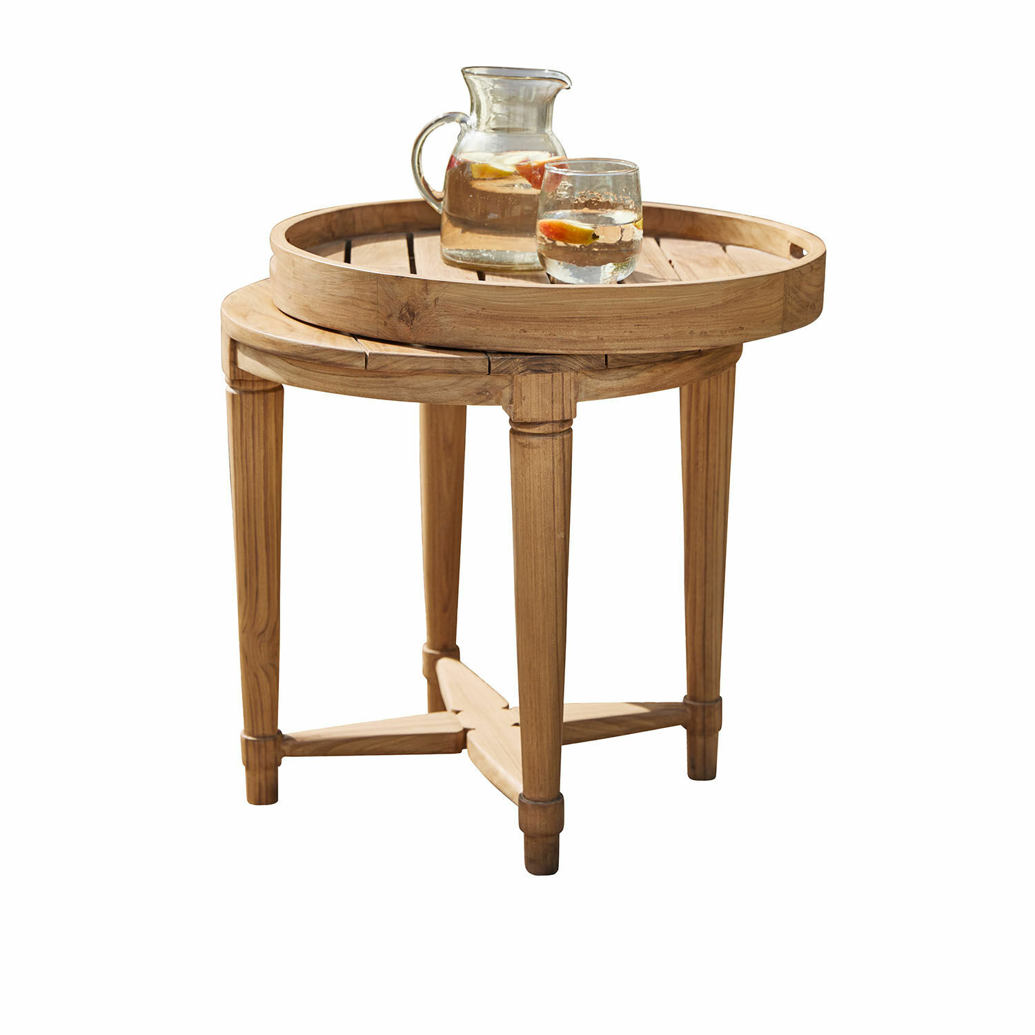 Ronde houten bijzettafel in natuurlijke kleur met afneembaar dienblad, karaf en glas water met fruit