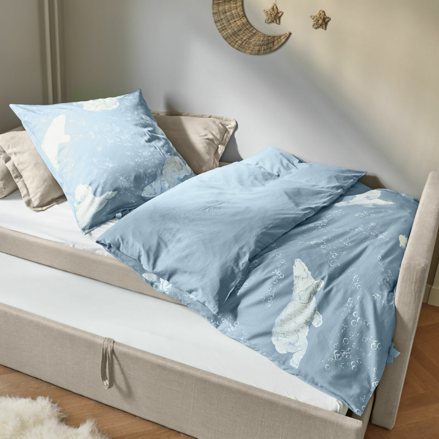 Blauw katoenen beddengoed met witte ijsbeerprint en luchtbelmotief, geschikt voor kinderkamer