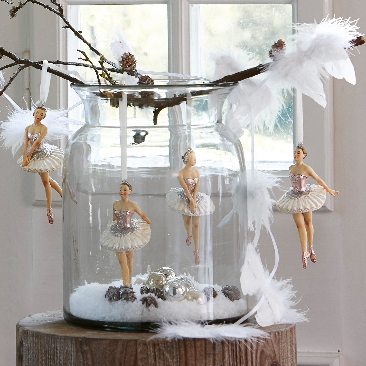 Figuur set van 4 Tadley Glazen vaas met hangende ballerina's in roze tutu en veren aan tak, feestelijke decoratie