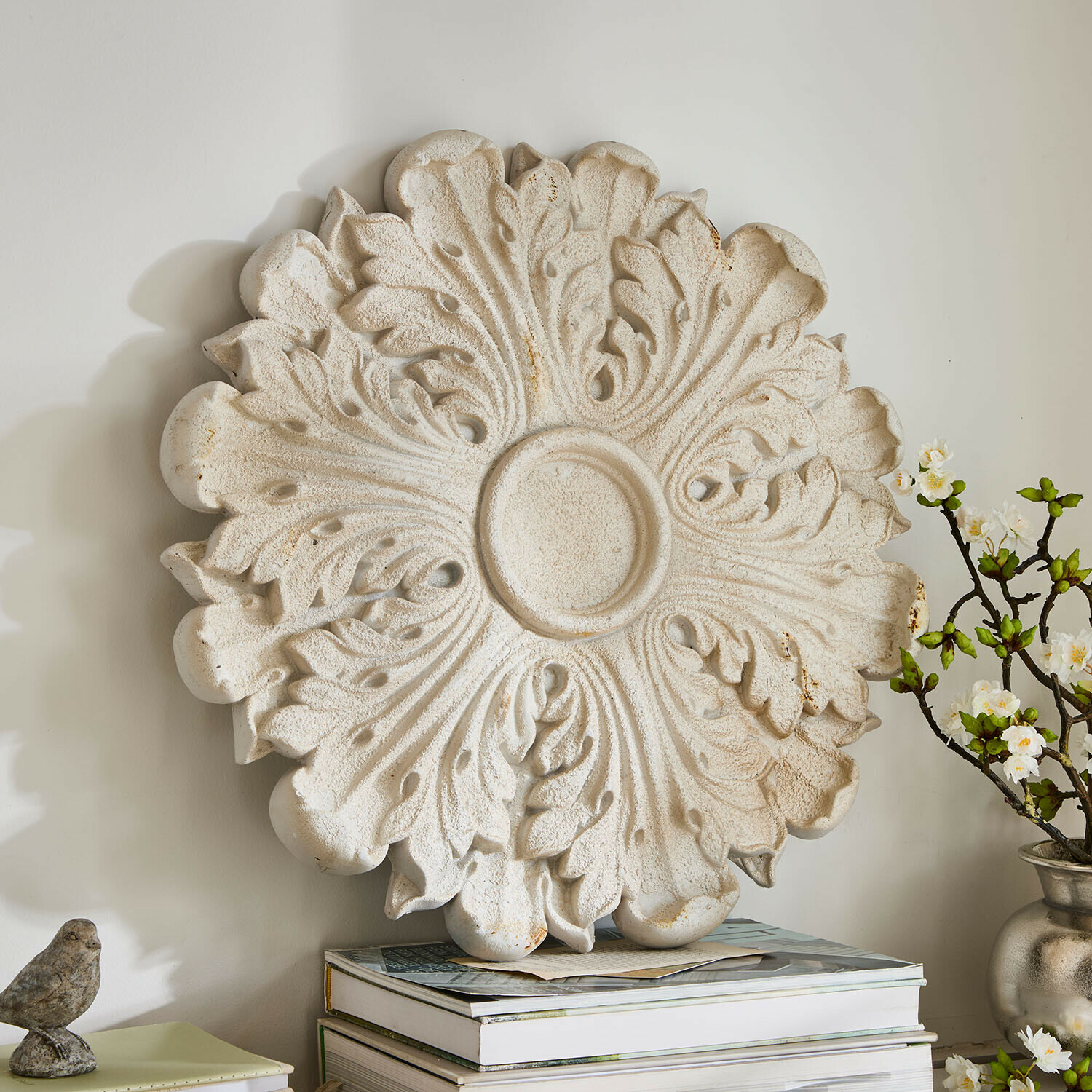 Witte stenen wandrozet met reliëf van bladeren, vintage decoratie voor interieur