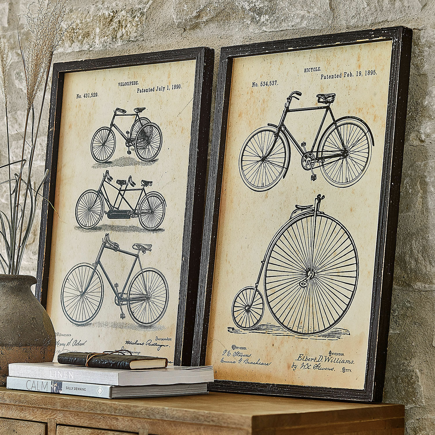 Afbeelding set van 2 Golovine Twee ingelijste vintage posters met zwart-witte tekeningen van fietsen op beige achtergrond als wanddecoratie